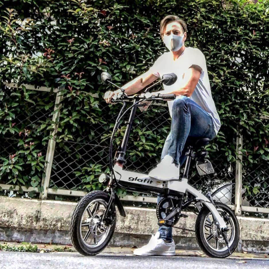 ジョナサン・シガーさんのインスタグラム写真 - (ジョナサン・シガーInstagram)「電動バイクのglafitに乗ってみました！ 仕事に行ったり、コロナ対策で電車乗りたくないとか、運動したいけどちょっとサポートもほしいなって方にもおすすめかも！ 乗りやすく便利だし充電式だからスタンドにいく必要がないってのもいいね！ 乗る時はヘルメットしようね！ #glafit #glafitバイク #電動バイク #コロナに負けるな #近距離移動 #移動手段 #3蜜対策 #漕げる折りたたみ電動原付」5月24日 12時12分 - jonathan.sieger