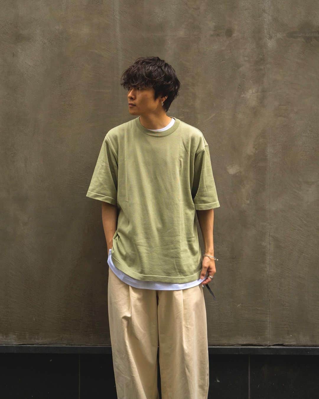Ryoさんのインスタグラム写真 - (RyoInstagram)「ㅤㅤㅤㅤㅤㅤㅤㅤㅤㅤㅤㅤㅤ URU×EDIFICEのニットカットソー。 リラックス感あるルーズシルエットで 夏も快適に過ごせそう☺️ 個人的にアイボリーに明るめのカーキを合わせたいです！💁‍♂️ 購入サイトはストーリーに貼っときます🙆‍♂️ ㅤㅤㅤㅤㅤㅤㅤㅤㅤㅤㅤㅤㅤ tee:#urutokyo pants:#studionicholson  shoes:#asics」5月24日 12時18分 - ryo__takashima