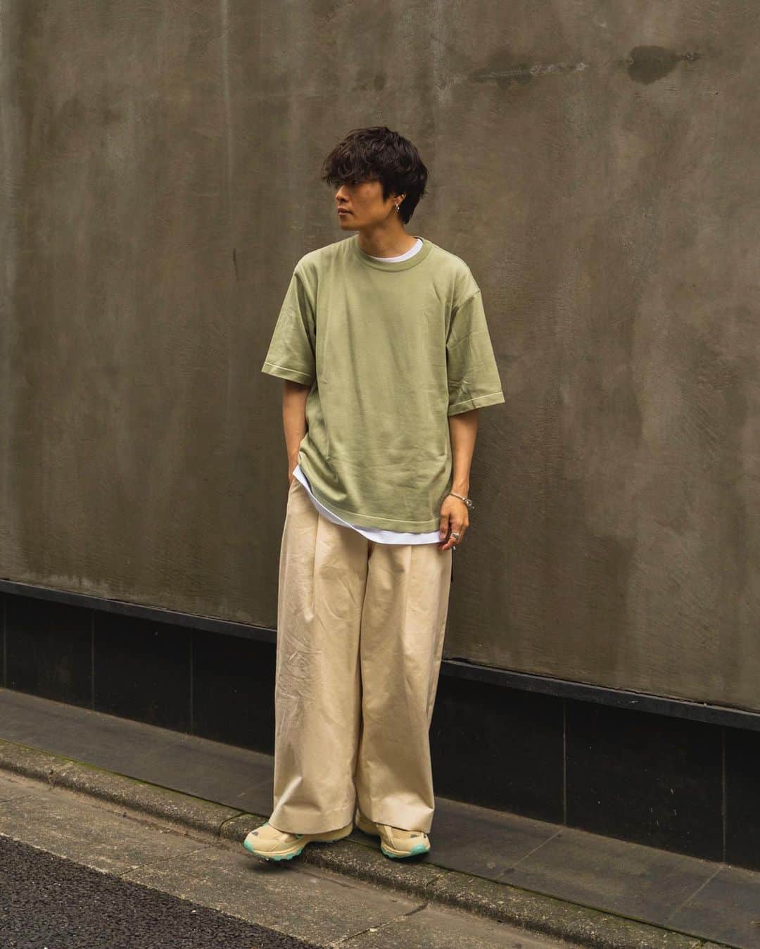 Ryoさんのインスタグラム写真 - (RyoInstagram)「ㅤㅤㅤㅤㅤㅤㅤㅤㅤㅤㅤㅤㅤ URU×EDIFICEのニットカットソー。 リラックス感あるルーズシルエットで 夏も快適に過ごせそう☺️ 個人的にアイボリーに明るめのカーキを合わせたいです！💁‍♂️ 購入サイトはストーリーに貼っときます🙆‍♂️ ㅤㅤㅤㅤㅤㅤㅤㅤㅤㅤㅤㅤㅤ tee:#urutokyo pants:#studionicholson  shoes:#asics」5月24日 12時18分 - ryo__takashima