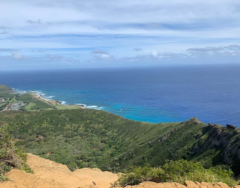 アメリカ大使館さんのインスタグラム写真 - (アメリカ大使館Instagram)「Hawaiiは海も山も楽しめる島として、日本人だけでなくアメリカ人にもとても人気の観光地。 オアフ島にある、ココヘッド・トレイル(Koko Crater Railway Trail Hike)。 ハイキングコースになっていて、頂上からは360度の大パノラマが待っています👀📸 . #usa #america #studyabroad #livinginamerica #hawaii #trail #viewpoint #pacificocean #oahuhawaii #amazingview #excercise #hikingtrails #アメリカ #アメリカ生活 #留学 #ハワイ#旅行 #ハイキング #エクササイズ #絶景 #フォトスポット #オアフ島 #太平洋 #大パノラマに感動 #大パノラマ #綺麗な海と空 #大自然 #greatnature」5月24日 12時20分 - usembassytokyo