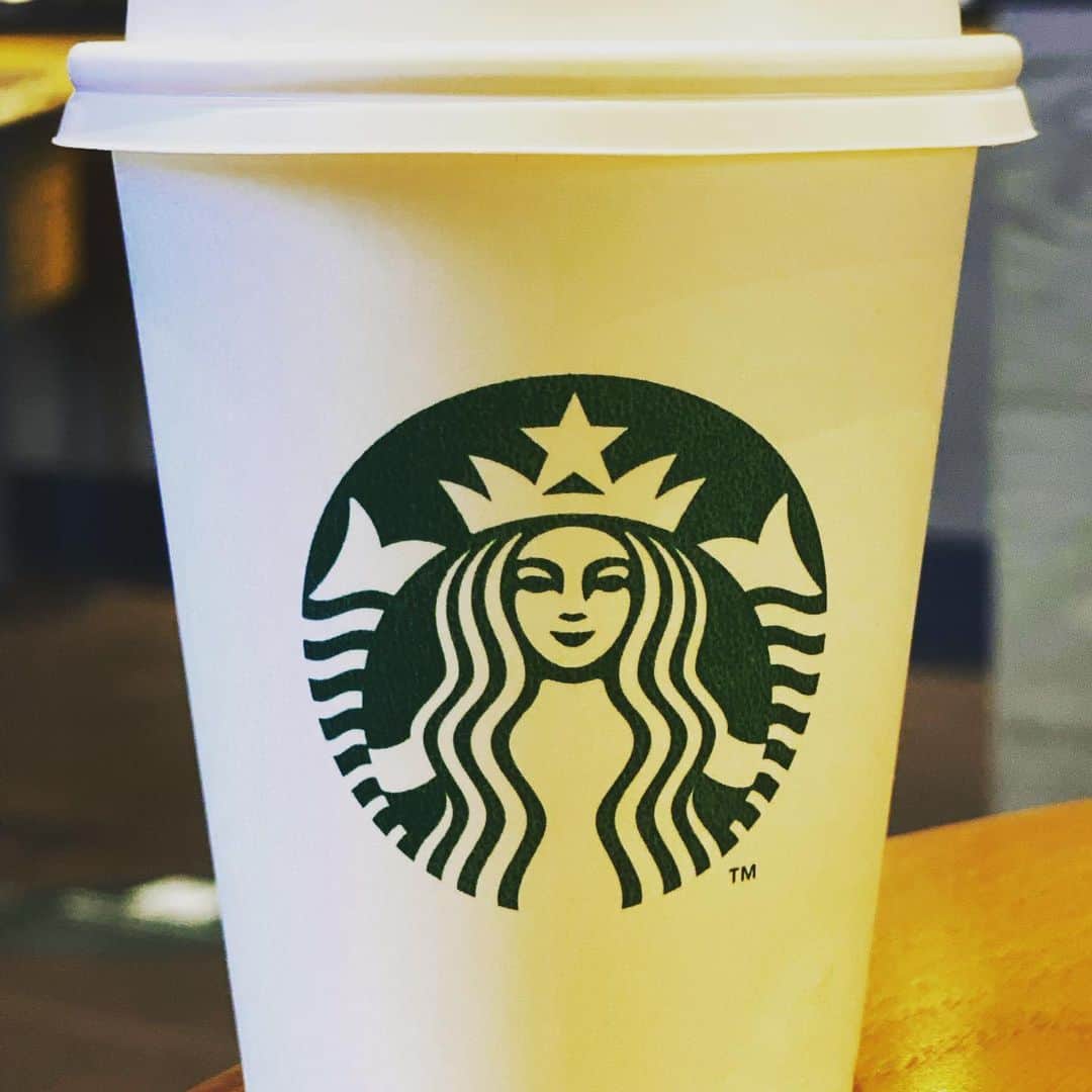 本間昭光のインスタグラム：「久しぶりのスタバ。 店員さんも心なしか嬉しそう。 早く全てがかつての日常に戻ります様に。」