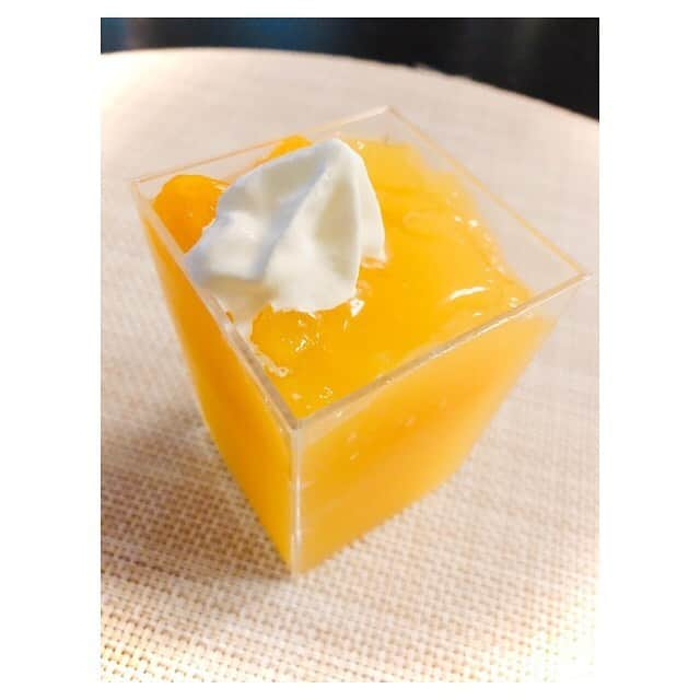 早乙女わかばさんのインスタグラム写真 - (早乙女わかばInstagram)「.﻿ わかば飯ならぬ。わかばデザート🍨﻿ ﻿ 💖ピーナッツバターとジャムのミルクシェイク﻿ ▶︎フロリダ  ウォルト・ディズニー・ワールド・リゾートのテーマパークのひとつ、ディズニー・ハリウッド・スタジオにあるレストラン「50‘s　プライムタイム・カフェ」の人気デザート再現メニュー🍨﻿ 行った事はないのですが🤣﻿ 興味があり作ってみました！﻿ ﻿ びっくりするほど甘い😳‼️‼️‼️﻿ でも本物を飲んだことがないので、正解がわからないという結末に🤣﻿ ﻿ 💖オレンジゼリー🍊﻿ めっちゃ簡単に出来ました✨﻿ 暑くなってきた今からの季節にピッタリ😉﻿ ﻿ 💖バナナパウンドケーキ🍌﻿ こちらも混ぜるだけで簡単✨﻿ 次の日だとさらにしっとりして美味しい☺️﻿ ﻿ 全部とーっても簡単👏🏻💕﻿ お菓子作りって手間暇かかると思ってたけど、簡単に出来るものもあるのですね😆🎶﻿ ﻿ 『何事も挑戦✨』﻿ やってみて初めて分かる事もある👍🏻」5月24日 12時22分 - s_wakaba.94