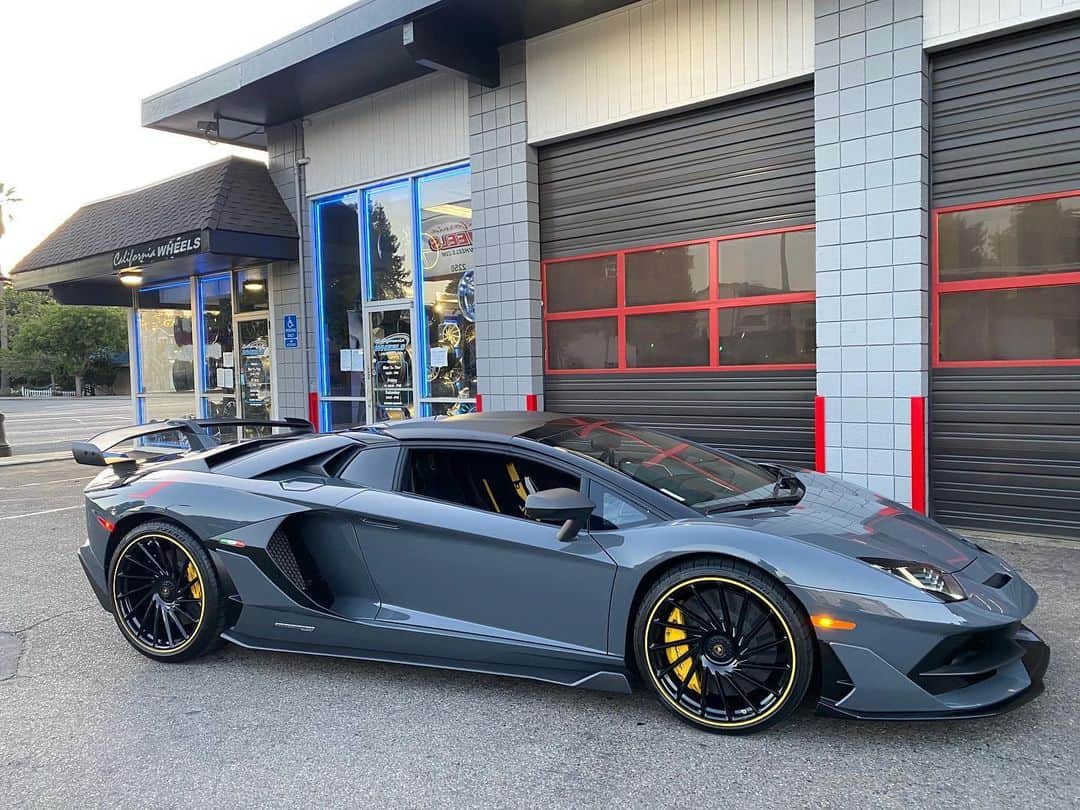 CarsWithoutLimitsさんのインスタグラム写真 - (CarsWithoutLimitsInstagram)「#AventadorSVJ on #Vossen & #RyftExhaust done by @caliwheels  #carswithoutlimits」5月24日 12時32分 - carswithoutlimits