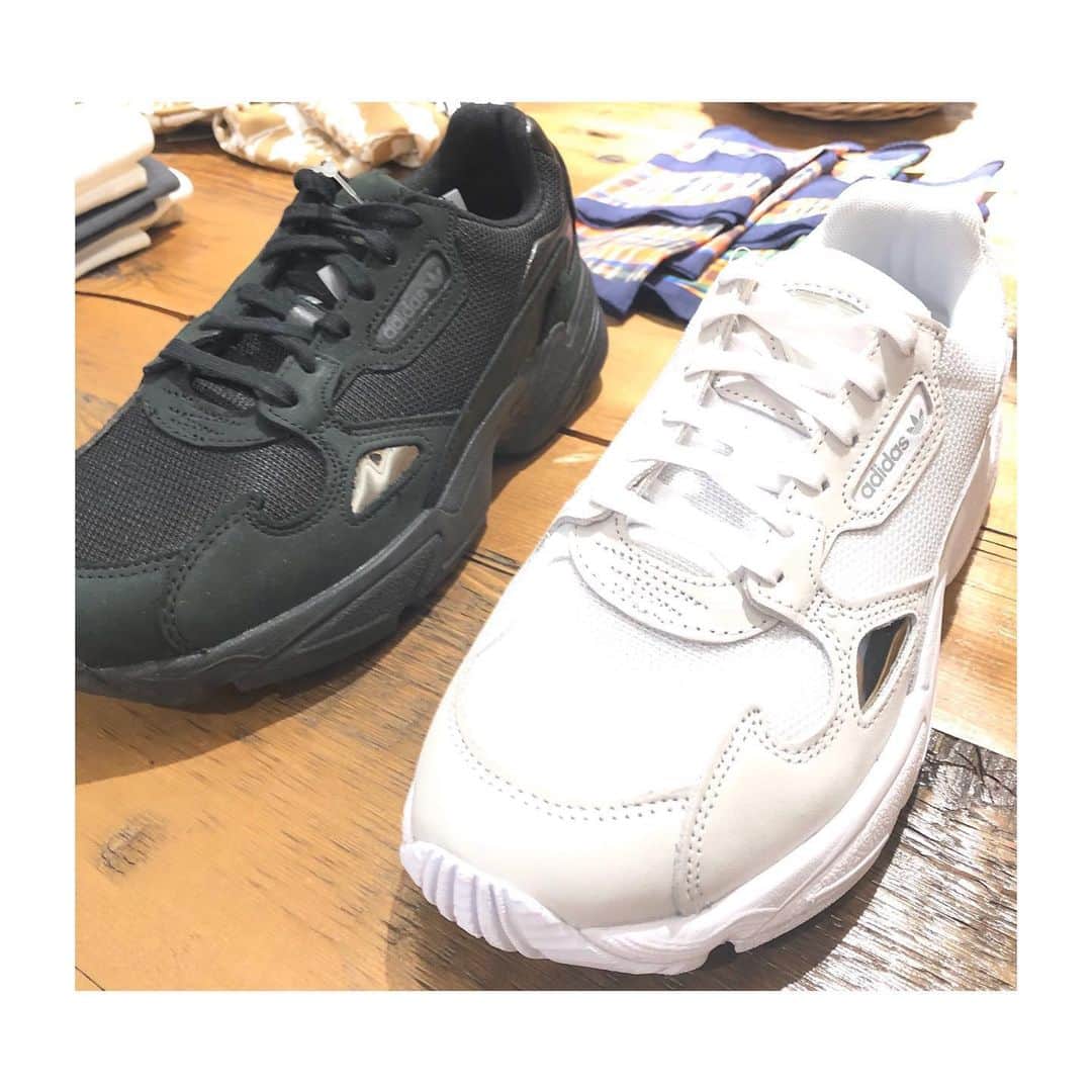のインスタグラム：「👟PARCO SNEAKER COLLECTION👟﻿ 福岡パルコおススメのスニーカーを紹介！﻿ ----------﻿ 《写真1枚目のアイテム》﻿ 90年代のランニングシューズを彷彿させる“adidas ADIDASFALCON W"。レトロな雰囲気を漂うメッシュとスエードのアッパーにコロンとしたシルエットでどんな服にも合わせやすいアイテムです。軽量EVAミッドソールを備えた抜群の履き心地で、普段使いにもおススメです。﻿ ﻿ 【本館3F nano･universe】 ﻿ ﻿ その他アイテムは、福岡パルコ公式HPより、﻿ PARCO SNEAKER COLLECTIONのページをチェック✨﻿ ※掲載商品は売切れの場合がございます。ご了承ください。詳細は各ショップへお問合せください。﻿ ﻿ #福岡パルコ #パルコ #parcosneaker_basic #スニーカー #nanouniverse #ナノユニバース #UNITEDTOKYO #ユナイテッドトウキョウ #HARE #ハレ　#aceshose #エースシューズ #parcosneakercollection」