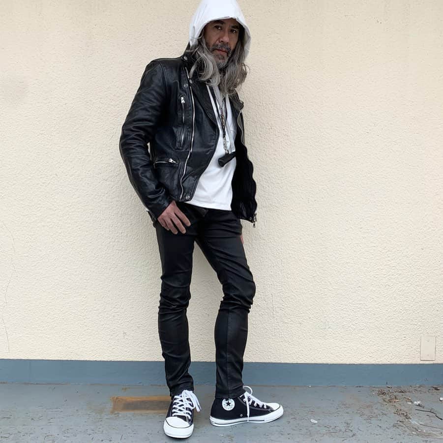 杉原勇武のインスタグラム：「LIMI feu X CONVERSE のコラボのスニーカーが届きました。 スキニーの革パンに凄く合って格好良い❗️ 流石LIMIちゃん❗️ #limifeu  #converse」