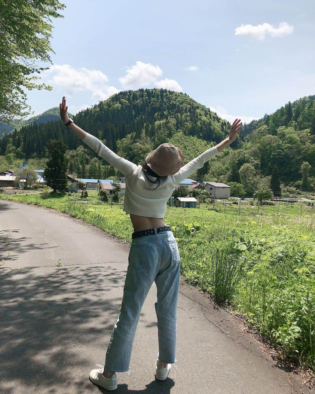 ときさんのインスタグラム写真 - (ときInstagram)「お散歩って気持ちいいよね🍃💛 白カーディガンにデニムはこんな日にピッタリだな🤍💙 ・ ・ ・ #ootd #fashion #今日のわたし #今日のコーデ #白 #ホワイト #カーディガンコーデ #春コーデ #デニムコーデ #ライトオン #righton #アメカジ #アメカジ女子 #アメカジコーデ #amekaji #amecaji #田舎の風景 #お出かけ日和 #散歩日和 #ステキ #テンション上がる #自然の中で #すき #💛」5月24日 12時39分 - toki_ringomusume