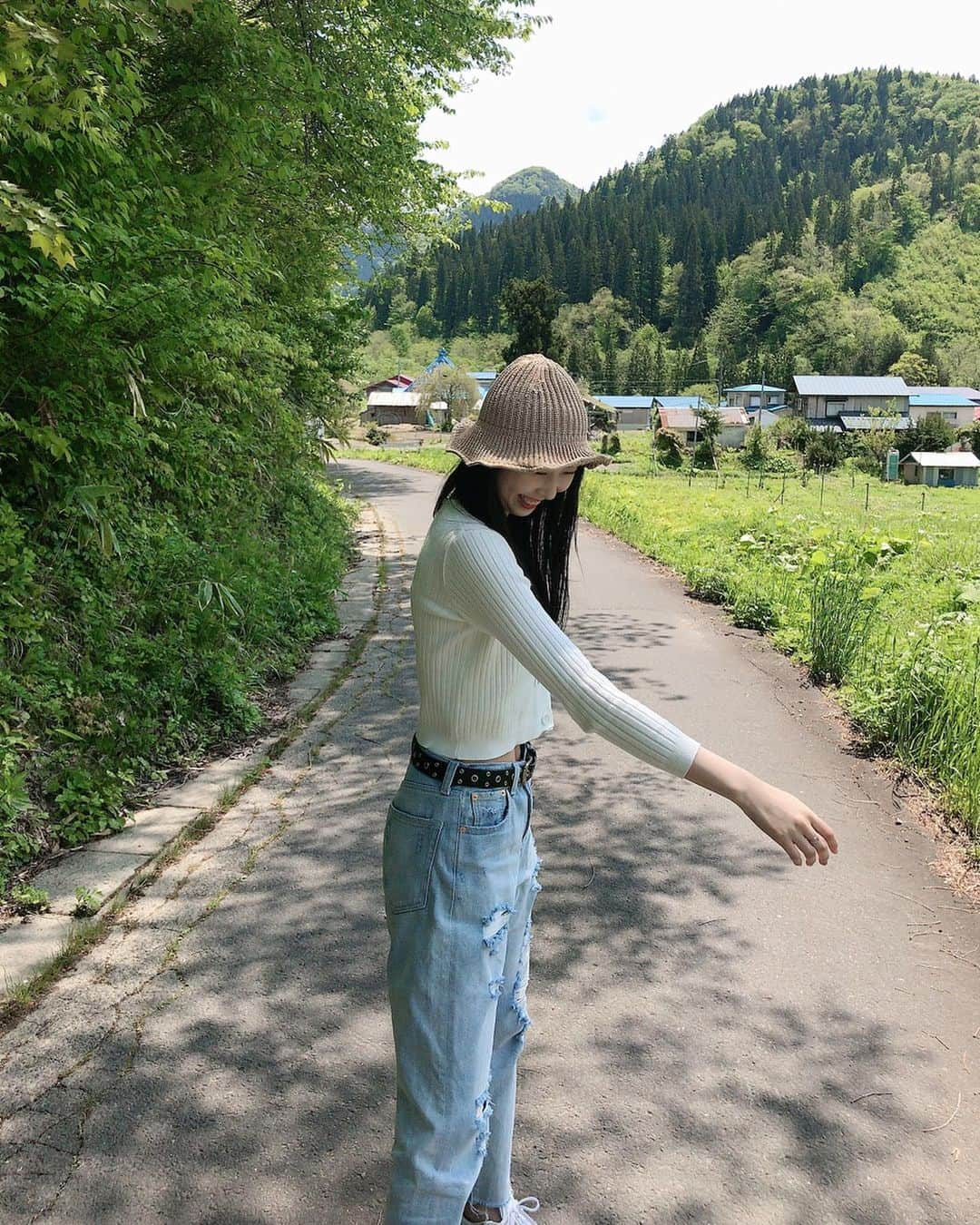 ときさんのインスタグラム写真 - (ときInstagram)「お散歩って気持ちいいよね🍃💛 白カーディガンにデニムはこんな日にピッタリだな🤍💙 ・ ・ ・ #ootd #fashion #今日のわたし #今日のコーデ #白 #ホワイト #カーディガンコーデ #春コーデ #デニムコーデ #ライトオン #righton #アメカジ #アメカジ女子 #アメカジコーデ #amekaji #amecaji #田舎の風景 #お出かけ日和 #散歩日和 #ステキ #テンション上がる #自然の中で #すき #💛」5月24日 12時39分 - toki_ringomusume