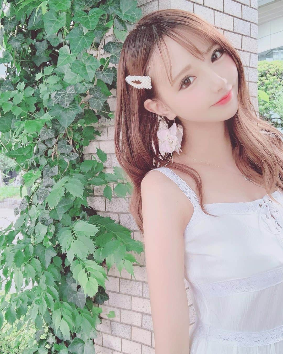 唯月みらいさんのインスタグラム写真 - (唯月みらいInstagram)「🌿🐚🌺 . さて！新しいことはじめるよ！！！ 6月中には発表できたらいいなぁ🍓 準備がんばってるので たのしみにしててくれると とってもうれしい☺️✊💕💕よ！！！ そしてセルフカラーしたのにしっかりプリン健在☺️ なんでやねん☺️ プリンも自粛のご愛嬌ということで🌈 . #パールピン　#オルチャン巻き  #セルフカラー」5月24日 12時45分 - a_rin.popo