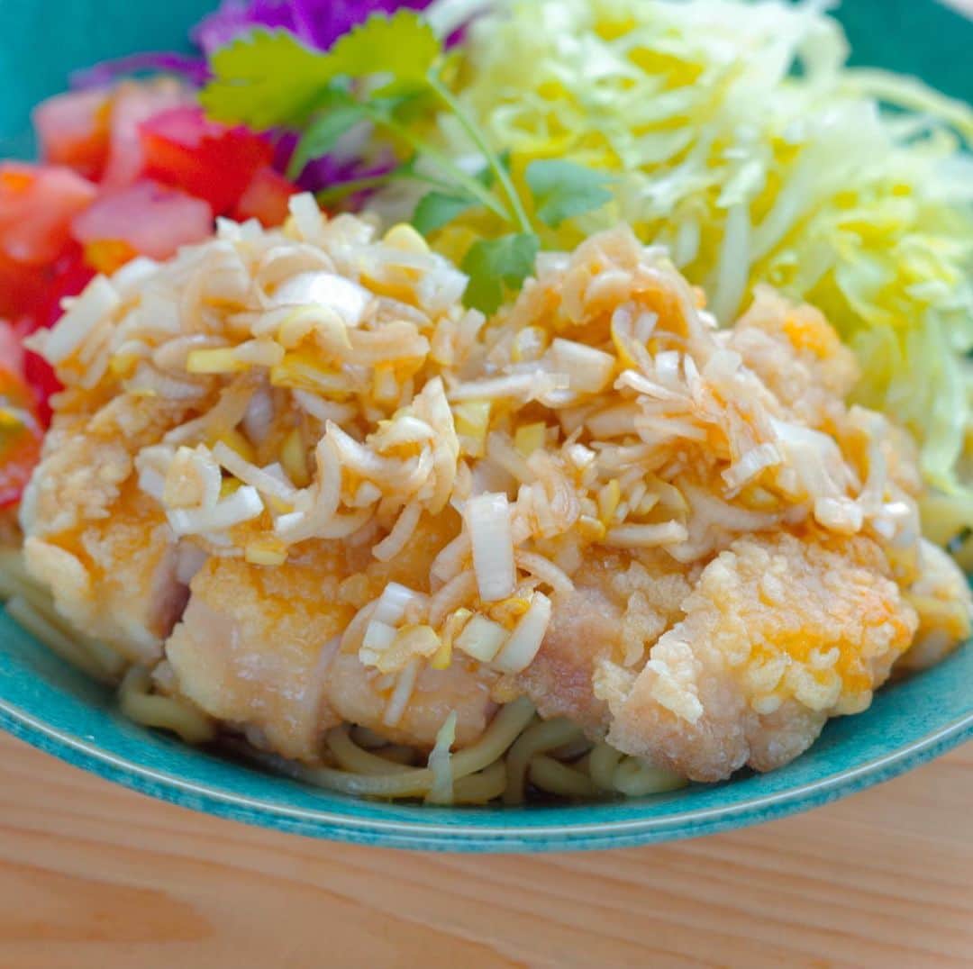 maki ogawaさんのインスタグラム写真 - (maki ogawaInstagram)「今日のお昼。﻿ ﻿ 油淋鶏乗せ冷やしラーメン。﻿ ﻿ 次男の大好きな油淋鶏を﻿ ラーメンに乗せてみました。﻿ ﻿ つけ麺用の中華麺を3分茹でて、﻿ 冷水に取って冷やし、﻿ お好きな野菜と﻿ 油淋鶏、﻿ 簡単タレを回しかけるだけ。﻿ ﻿ 簡単タレは﻿ ゴマ油:麺つゆ(2倍希釈):香醋(黒酢でも)﻿ を﻿ 1:1:1﻿ で合わせるだけ。﻿ ﻿ 簡単な比率でソース、タレを決めると﻿ 誰でも作れるので、﻿ 子どもたちと共同作業するのも楽チンです。﻿ ﻿ .....自分が面倒な比率を﻿ 覚えたくないのが一番ですが....😅😅 ﻿ ﻿ 今日はこの簡単タレに﻿ 刻みネギをたくさん合わせてみました。﻿ ﻿ かつおだしのおそうめんに飽きたときにも﻿ なかなかよいですよ❤️﻿ ﻿ #foodstagram #lunch #Japanese_food #japanfood #yummy #ramennoodles #ramenstagram #ramen #coldramen #coldramensalad ﻿ #japanesecuisine  #料理好きな人と繋がりたい #ママリクッキング #息子弁当 #高校生弁当 #レシピブログ #フーディーテーブル #フーディスト #お昼ごはん #ランチ #油淋鶏 #ユーリンチー #brunch #lunch #ラーメン#冷やしラーメン ﻿ http://www.facebook.com/cuteobento」5月24日 12時47分 - cuteobento