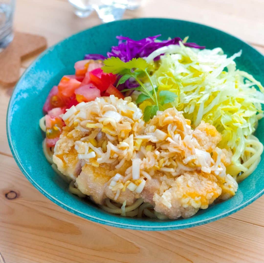 maki ogawaさんのインスタグラム写真 - (maki ogawaInstagram)「今日のお昼。﻿ ﻿ 油淋鶏乗せ冷やしラーメン。﻿ ﻿ 次男の大好きな油淋鶏を﻿ ラーメンに乗せてみました。﻿ ﻿ つけ麺用の中華麺を3分茹でて、﻿ 冷水に取って冷やし、﻿ お好きな野菜と﻿ 油淋鶏、﻿ 簡単タレを回しかけるだけ。﻿ ﻿ 簡単タレは﻿ ゴマ油:麺つゆ(2倍希釈):香醋(黒酢でも)﻿ を﻿ 1:1:1﻿ で合わせるだけ。﻿ ﻿ 簡単な比率でソース、タレを決めると﻿ 誰でも作れるので、﻿ 子どもたちと共同作業するのも楽チンです。﻿ ﻿ .....自分が面倒な比率を﻿ 覚えたくないのが一番ですが....😅😅 ﻿ ﻿ 今日はこの簡単タレに﻿ 刻みネギをたくさん合わせてみました。﻿ ﻿ かつおだしのおそうめんに飽きたときにも﻿ なかなかよいですよ❤️﻿ ﻿ #foodstagram #lunch #Japanese_food #japanfood #yummy #ramennoodles #ramenstagram #ramen #coldramen #coldramensalad ﻿ #japanesecuisine  #料理好きな人と繋がりたい #ママリクッキング #息子弁当 #高校生弁当 #レシピブログ #フーディーテーブル #フーディスト #お昼ごはん #ランチ #油淋鶏 #ユーリンチー #brunch #lunch #ラーメン#冷やしラーメン ﻿ http://www.facebook.com/cuteobento」5月24日 12時47分 - cuteobento