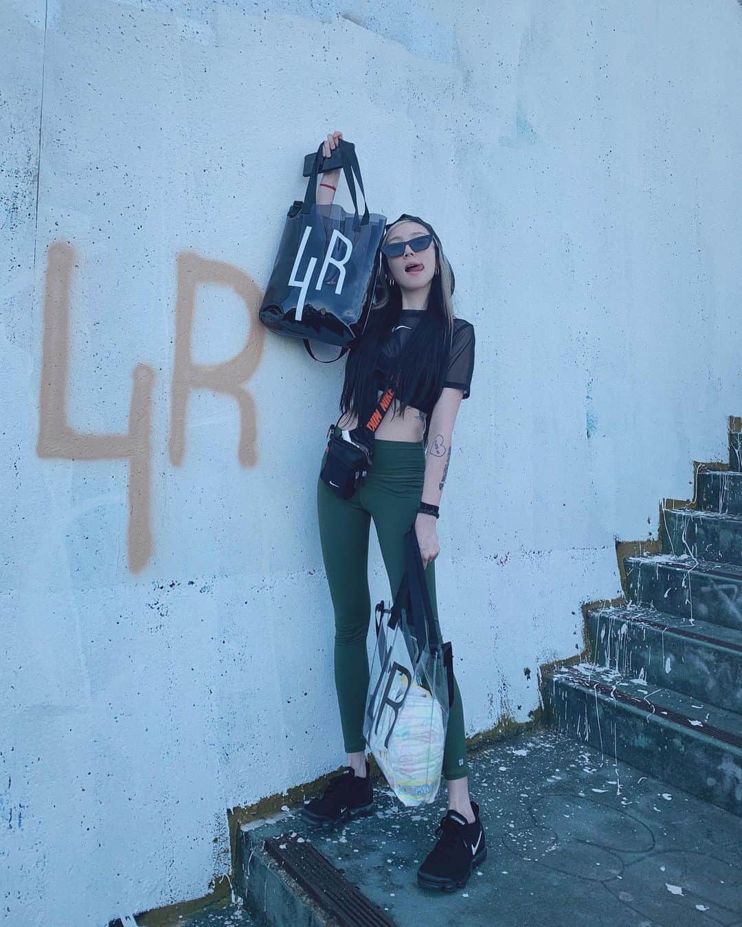 孫尤安（YoannaS）のインスタグラム：「Graffiti weather for @lostinrich 🌞 @lostinrich 2020限量春夏新款悄悄上架在 @yoannasvintage 的蝦皮嚕🤘🏻」