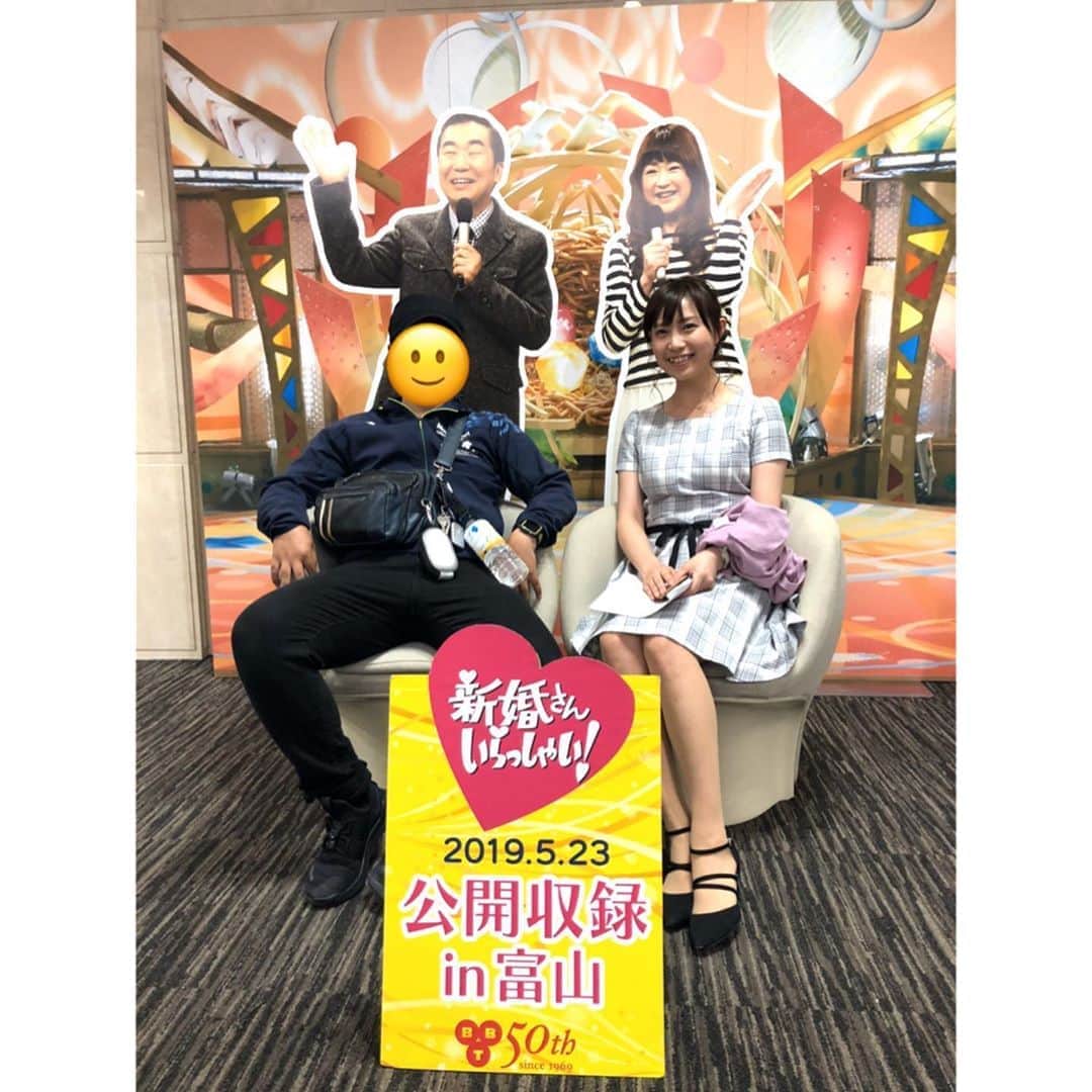 南條早紀のインスタグラム：「【1年前】新婚さんいらっしゃ〜い♪ . . 1年前！富山で新婚さんいらっしゃいの 公開収録があって、会場MCで 携わらせてもらいました☺️✨ . . 収録後に、桂文枝師匠と山瀬まみさんに インタビューさせていただいたのもいい思い出！ 打上げも楽しかったな…💓 . . で、会場にあったパネル前で写真を！ ひとりで撮るのはあまりにも寂しかったので アシスタントさんにお付き合い頂きました🤣 . . 画像フォルダ遡っていたら発見したのでUP🕊 . また早くこうしてたくさんの人が集まる イベントや収録でお仕事 出来る様になりますように！‹‹\( ˙▿˙　)/›› . . #富山 #富山県 #富山市 #toyama  #富山県民会館 #新婚さんいらっしゃい #桂文枝 さん #山瀬まみ さん #インタビュー #公開収録 #MC #影ナレーション #リポーター #ずっこけ椅子 #憧れ #記念撮影 #思い出 #過去pic #過去写真 #20190523 #1年前 #衣装 #ワンピース #laissepasse #onepiece  #富山テレビ #アナウンサー #南條早紀 #なんじょうのにちじょう」