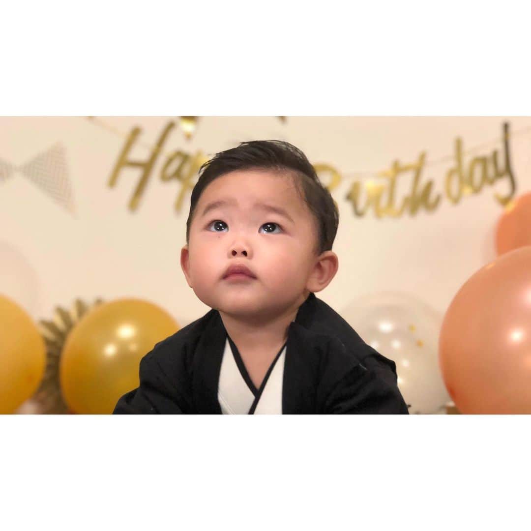 村本れいのインスタグラム：「﻿ 息子が無事に1歳を迎えました✨﻿ ﻿ ﻿ まだ歩く気配もなく、のんびりマイペースで成長していますが、高速ハイハイで家の中を移動して、身の回りのものに興味津々でなんでも手を伸ばし、その探究心に初心を思い出させてもらっています。﻿ ﻿ ﻿ ママにしてくれてありがとう。﻿ ﻿ 毎日幸せをありがとう。﻿ ﻿ ﻿ しばかれても　﻿ 蹴られても　﻿ ひっかかれても　﻿ 噛まれても﻿ ﻿ その笑顔でぜんぶ許せます。﻿ ﻿ ﻿ いつもニコニコ、やんちゃすぎる息子が大好きなひよっこママですが、今後ともどうか暖かく見守ってください💓﻿ ﻿ ﻿ ﻿ ﻿ ﻿ #stayhome #1歳﻿ #ママ一年生　#撮影 #自宅軟禁　#外出自粛　#筋トレ　#アパレルモデル　#japan  #kyoto #ハウススタジオ　#スタジオ撮影　#赤ちゃん袴　#男の子袴　#撮影モデル　#今日のコーデ　#男の子ママ﻿ #コロナに負けない　#お家時間　#ヤンチャボーイ﻿ #親バカ部ig_baby #insta_mama #晴れ着　#都内ママ」
