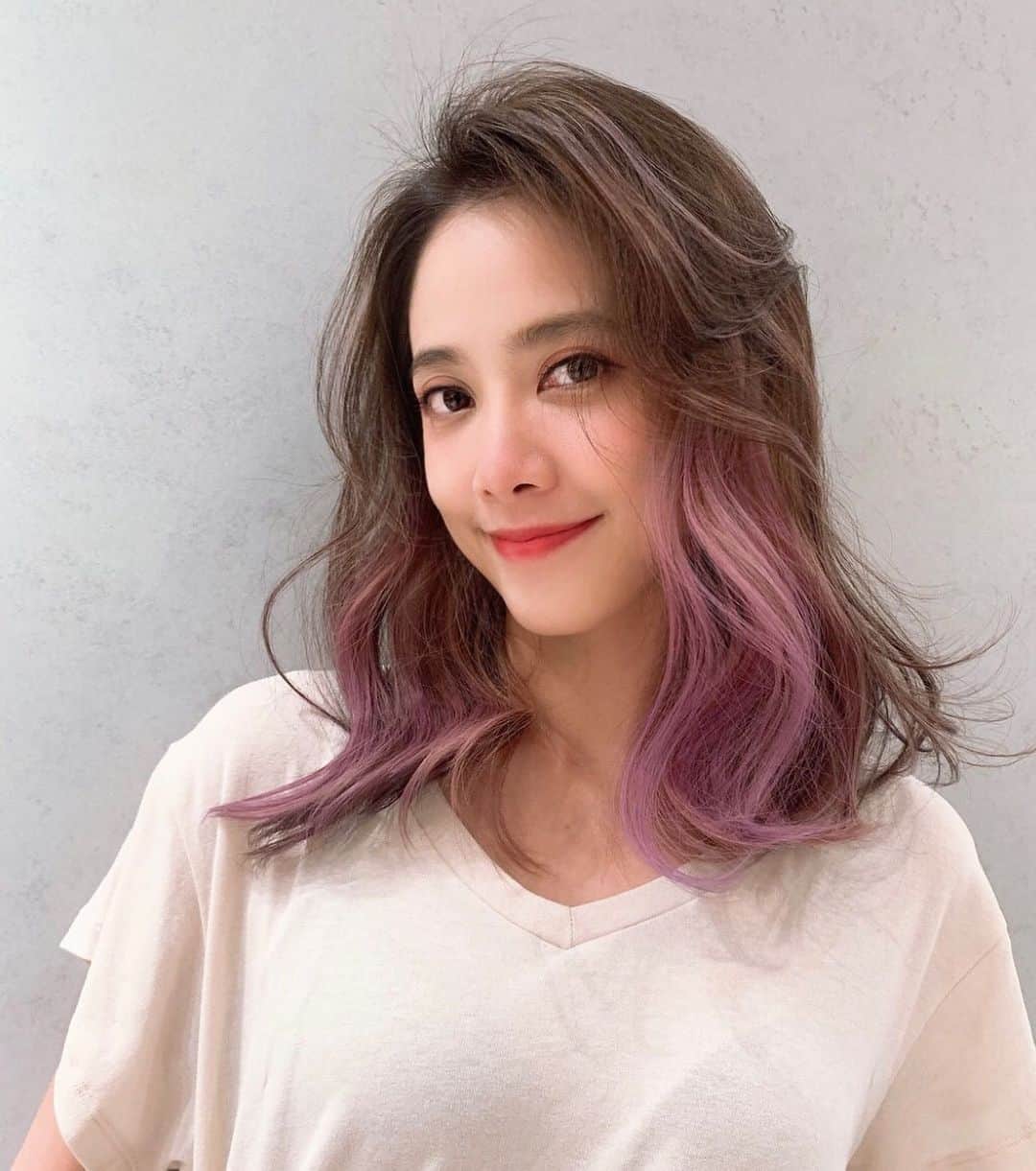 Miaのインスタグラム：「最近又去整頓我的頭髮～ 把布丁頭處理好還染了歐美挑染～連褪色後顏色還是還是很美❤️夏天到了一定要換個髮色換個好心情啊！ 謝謝我的設計師又幫我染了一個漂釀的髮色🤟 @anson_xis 👈找他 #難得露出的左臉 #haircolor #hairstyle #歐風挑染」