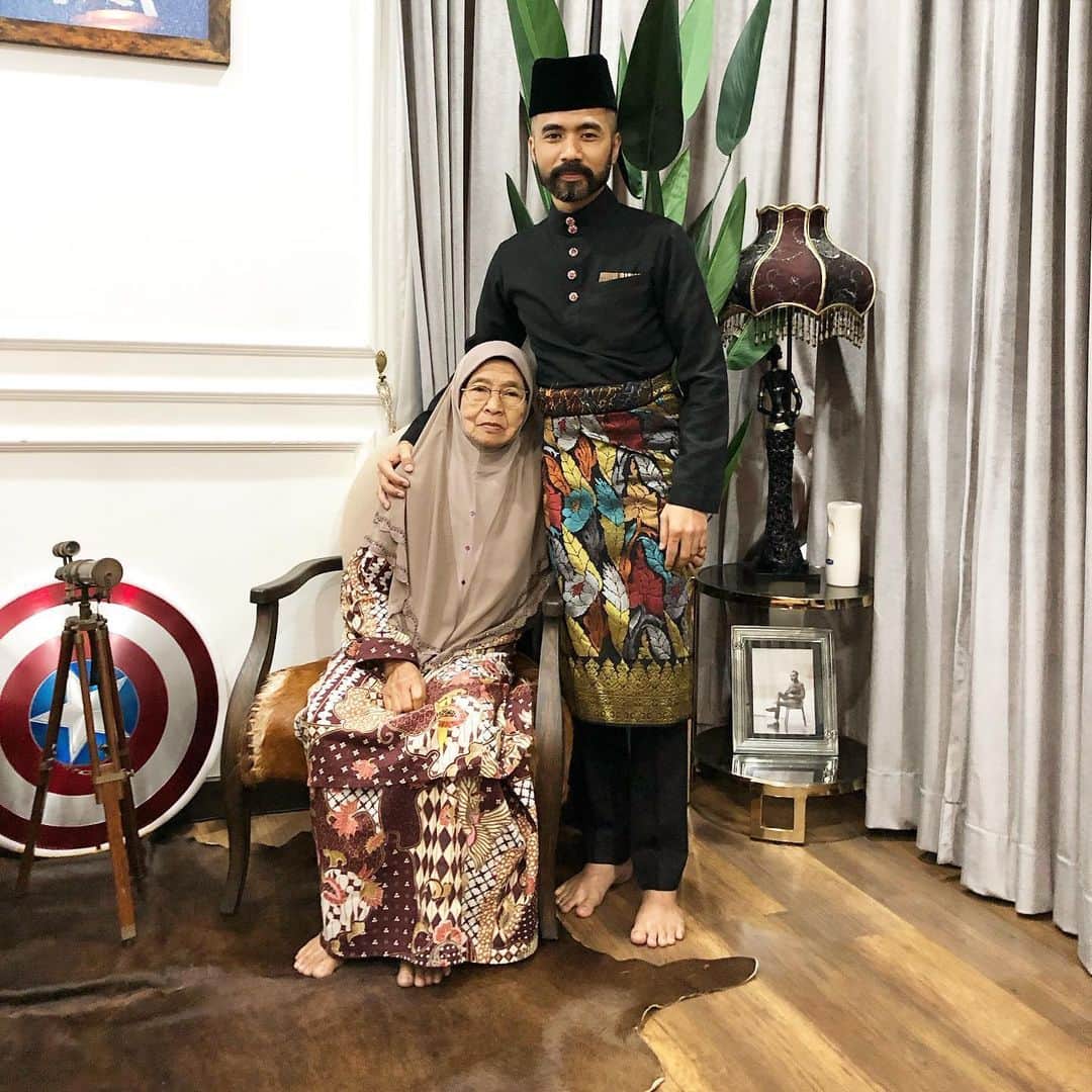 Wak Doyokさんのインスタグラム写真 - (Wak DoyokInstagram)「Di pagi syawal mohon maaf kepada ibu tercinta. Insyallah kalau ada jodoh tahun depan kita bergambar bertiga ya mak. 💋 #Raya #BajuMelayuWakDoyok #TakPanaske #AkuYangPakaikoYangPanas #KodahKenapa #WdCigar #MegWak #WakDoyok #LegasiWakDoyok #WDLifeStyle #WakDoyokFC #BeardedGentlemen #Sedagher #MensWear #Fashion #MensFashionReview #StreetFashion #Dapper #Ootd #Style #MensFashionPost #TheMenClub #MenWithClass #Details #Sartorialist #Pittiuomo #Class #British #Usa」5月24日 13時19分 - wakdoyok