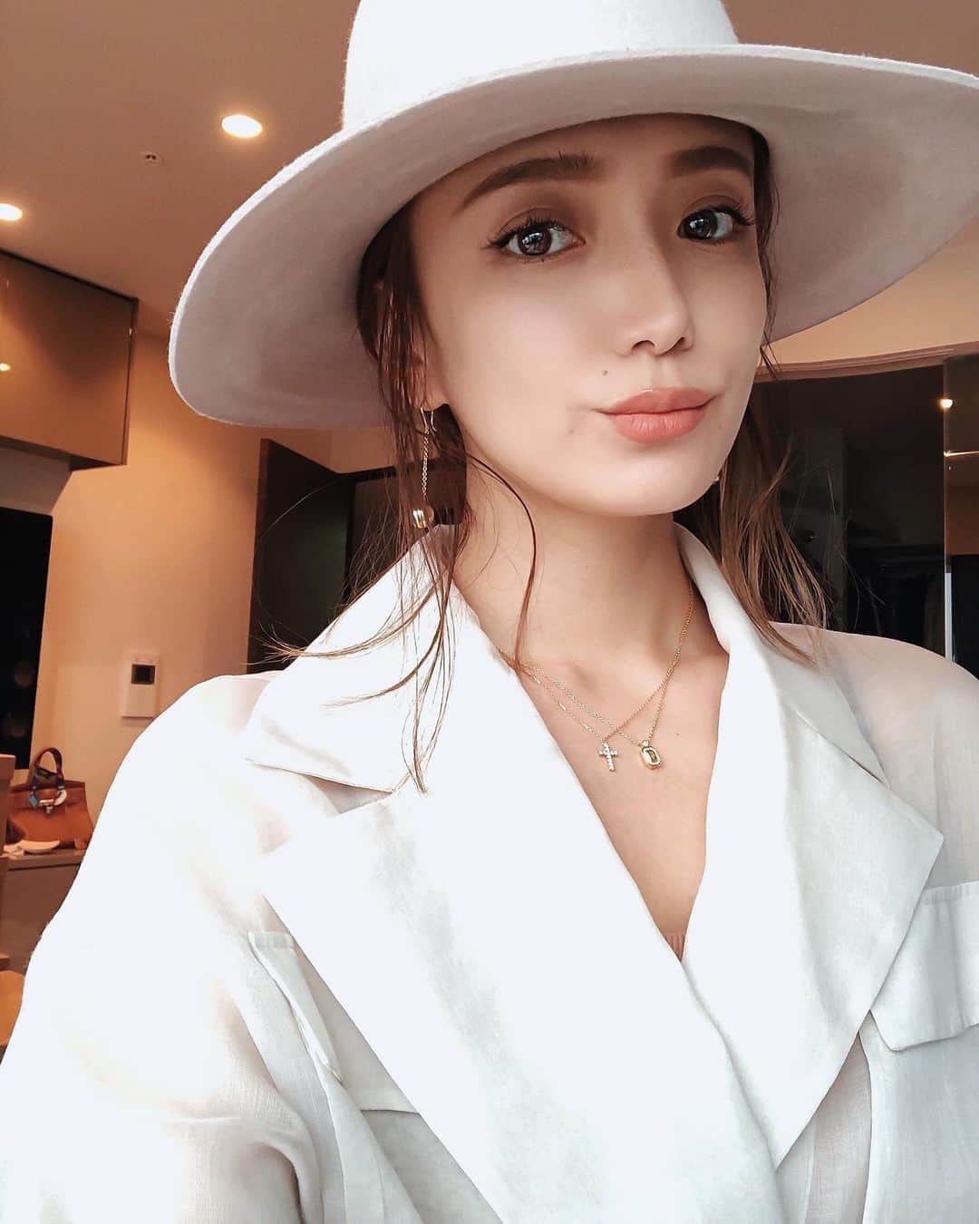 谷口紗耶香のインスタグラム：「動画で着てる服の質問たくさん頂いたので🤍🤍🤍 (2枚目swipe⇒) ・ いつもヘビロテしてる HAT .. @alexiastam_official  jacket .. @amerivintage  pants .. @31philliplim  サボミュール　.. @burberry ・ だよぉ🏷 ・ 子供達のお洋服も「どこで買ってますか？」って質問たくさん頂くのでまた載せます❣️ 私物や、kidsのフリマも @remodejp_official ＜＜＜ こちらで随時開催してるから 見てみてください〜👌」