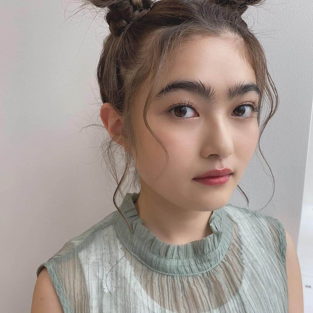 高橋有紀のインスタグラム：「LINEのお仕事でさくらちゃんのヘアメイク🌸 グアムでのホリプロのスカウトキャラバンヘアメイクで出会って（その時から透明感と独特な雰囲気がすごかった！）から、こんなにバライティーで活躍していて、またお仕事で一緒になれて嬉しいです☺︎ 発色も良くて持ちが良いリップは　 @ricafrosh.official ❤︎ #hairmake #osakana_yuki  #井上咲楽」