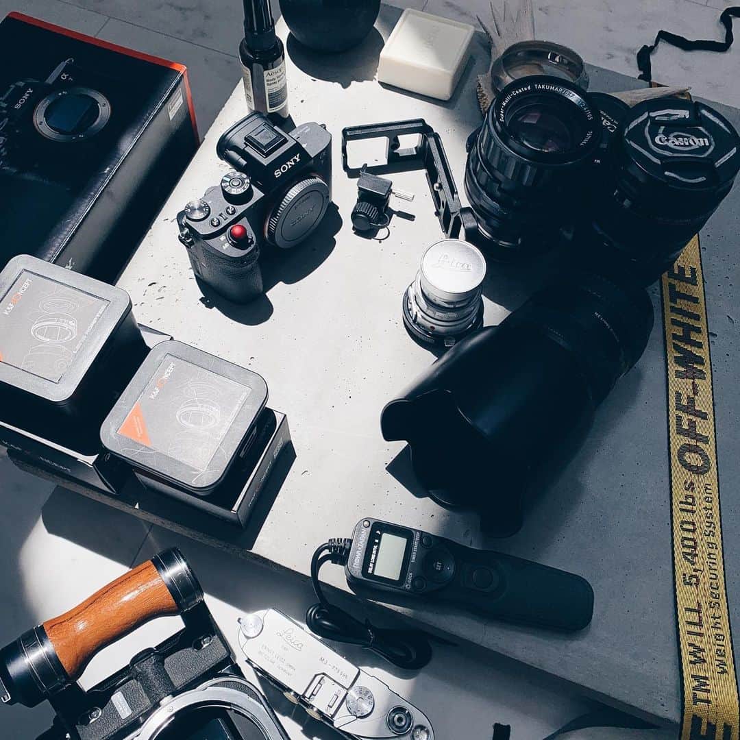 Hikaru Nakamuraのインスタグラム：「メイン機材が3年ほど経ったので、この度CanonからSonyへ更新しました！😌 買ったのはα7rii  理由は ・ソニーのイメージセンサーは流石 ・オールドレンズの資産を有効活用したかった。  かな😗  色々とそれで買った物は ・各種マウントアダプター ・L型ブランケット ・レリーズ くらい🌵  僕はデジタルなものよりフィルムカメラが多くて、そこら辺も良いレンズが沢山あるんだけど、イマイチ仕事で活用出来てなかったんだよね。  だからオールドレンズをソニーに付けれるように様々なメーカーの揃えたw  Canonのレンズも使える Leicaのレンズも PENTAX67のレンズも Nikonも😌  特にPENTAX67の中判レンズが重要だと思ってて、 レンズって丸いガラスでしょ？  周辺に行くほど解像度は落ちるんだよ。だって、湾曲してるから😗  でもPENTAX67の中判レンズは元々大きいカメラ用だから、そのレンズの中心だけ。 この構成なら美味しい所だけを贅沢に使えるんだ🥺 レンズの美味しい部分x高画質機って贅沢な極み🍾  あとケーブルガードが標準で付属してるのはすごい助かったw 現場でテザー撮影してる時、USBが時々引っかかったりで抜けて何度中断した事か、、、 ケーブルガードあればそこが防げるからテンポよく進める🙆‍♂️ このカメラが最高かと聞かれれば、そうでもないけどね🤔 ミラーレスだからどうしても目で見てる風景と映像とじゃ若干のラグがあるんさ。  だから格闘技の撮影の時は多分使い物にならないかなー。  やっぱり肉眼で見たまま撮れる一眼レフが強い。  あ、でも映像で見てる分、ピントの調整はすごくしやすいよ。 そこに映像をズームして最終的なピント調整に凄く役立つ😗  不満点もいっぱいあって、やっぱり元々カメラメーカーじゃない所が作るカメラはオモチャみたいに感じてる😓 ミノルタを吸収したソニーなのにおっかしいなぁ🙃笑  因みにソニーレンズは一本も買ってないわけだけど、次足すレンズはSigmaのArtシリーズって決めてるから、ソニーのレンズを買う事あるかなーってレベルです🙇‍♀️ . . #カメラ#機材#ソニー#レンズ#フィルムカメラ#Penatax#ペンタックス#中判レンズ#ライカ#ライカm3」