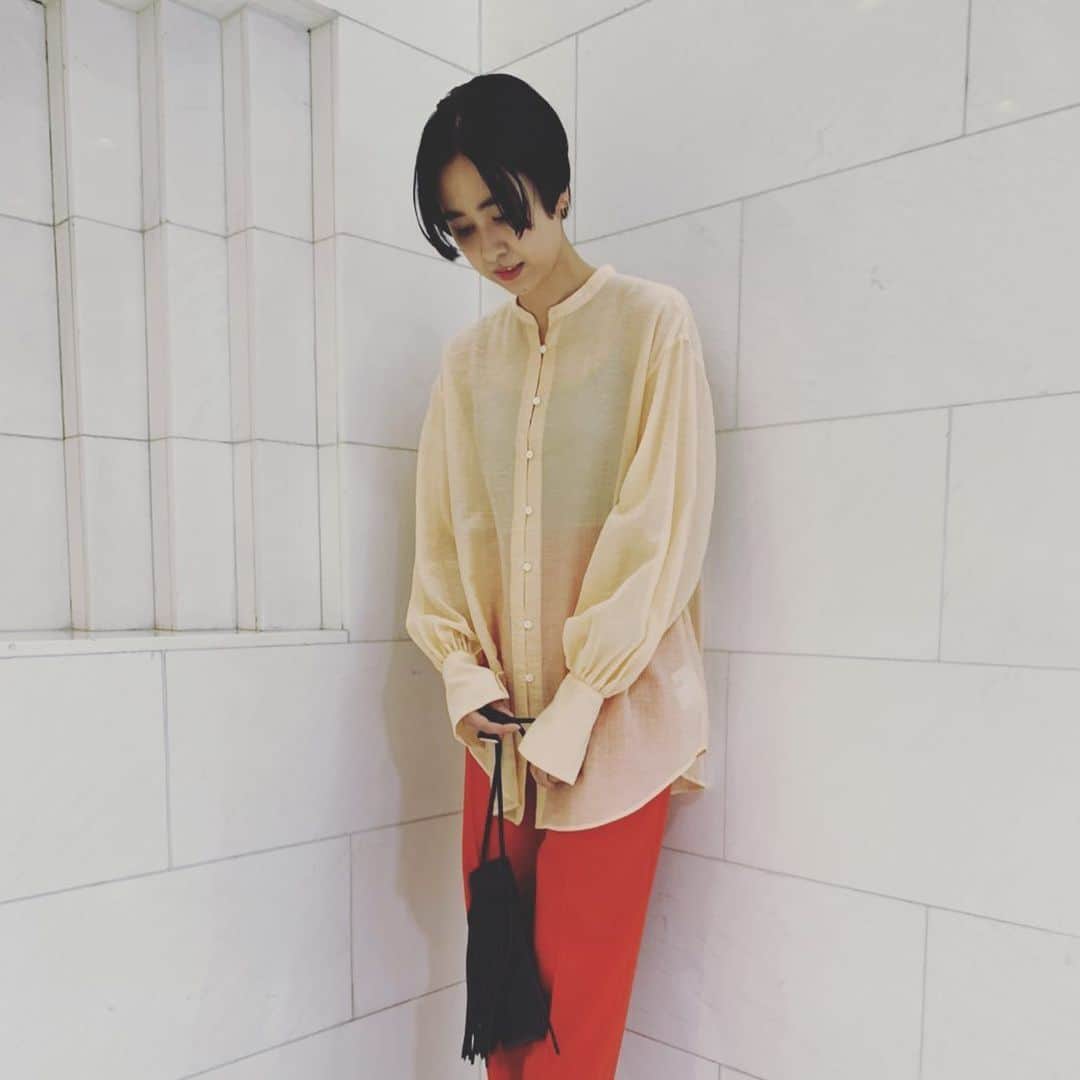 小松美緒のインスタグラム：「お客様hair✂︎ URBAN RESEARCH のPRESSをやっているとても素敵なお客様✂︎ @manamitokuno  彼女を切らせていただいた中で今が1番短いと思うけれど、びっくりするほど似合っていて、　 こんなショートに自分もしたくなる、似合うならば、、っていつも切ったあと見惚れてしまっています。  お洒落な洋服にも合うモードな黒髪ショートヘア✨  #ショート　 #黒髪　 #洋服とヘア  いつもありがとうございます♡」