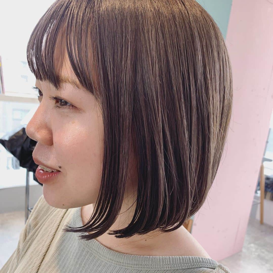 小松美緒のインスタグラム：「横顔がとっても綺麗な彼女を　 さらに素敵に見せる　 ミニマムなボブになったなぁー。 ・  切ろうか悩んでだけど、切って大正解！ ・  カラーはフレンチモーブ。 前回のブリーチ毛でとっても明るかった毛先が、柔らかくておちついたベージュにさまがわり。 ・  毎回色んな髪型やカラーを挑戦させてくれる彼女にいつもワクワクさせてもらっています。　 ありがとうー。　 @shiiiho927  #hairstyle  #haircolor  #beige」