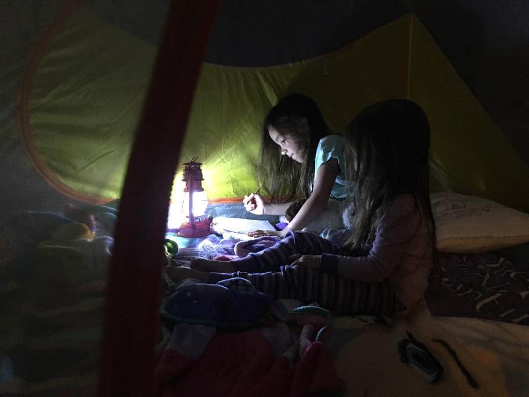 チャド・ロウさんのインスタグラム写真 - (チャド・ロウInstagram)「Sisters campout in our bedroom. Journaling before bed.  #raisingdaughters #blessed」5月24日 13時35分 - ichadlowe