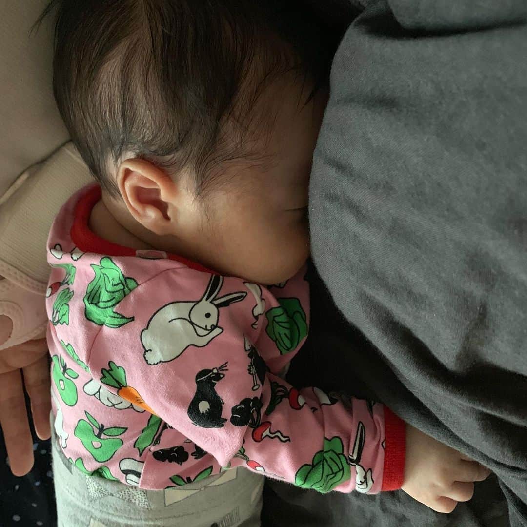 イ・ユンジのインスタグラム：「꼭꼭숨어라 머리카락보일라 #토끼야#너다보여#너의자리에가서자주겠니#그래도아직은넘가볍다」