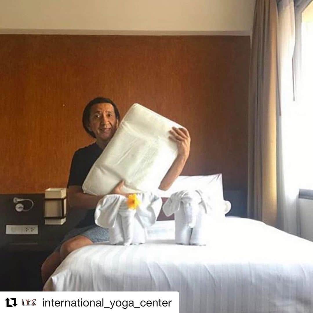 Ken Harakumaのインスタグラム：「#Repost @international_yoga_center with @get_repost ・・・ 5月25日（月）19:00-20:30 ケンハラクマの『爆睡寝ヨガクラス』 😪😪😪😪😪😪😪😪😪😪😪 お申し込みはプロフィールからサイトに飛んで、カレンダーの25日19時をチェック！「イベント詳細を見る」をご覧ください👀 参加費はIYCチケット1枚です🎫 @kenharakuma  @international_yoga_center  @illuminate_japan」