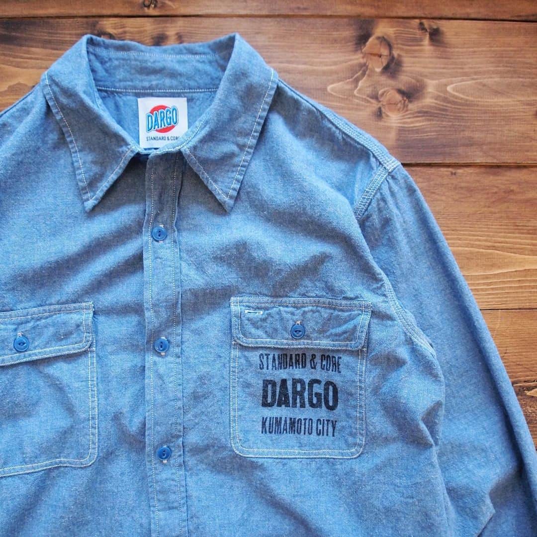 DARGO T-shirt &Sign Artさんのインスタグラム写真 - (DARGO T-shirt &Sign ArtInstagram)「#dargo2020ss 【DARGO】 Cotton Chambray Work Shirt color：VINTAGE BLUE size：MEDIUM, LARGE Made From 100% Cotton Chambray. W Pocket, Triple Stitch & CatsEye. シルクスクリーン 水性染み込み1版構成 173cm MEDIUM着用 ------------------------ 米国某ワークブランドのシャンブレーシャツのシルエットを現代風にモディファイしており、ややゆとりを持たせたサイジング設計のため体型が変わっても長くご愛用いただけます。Wポケット、トリプルステッチ、猫目ボタン等の往年のワークディティールなど、感(勘)の良いお客様には分かる仕様に。そそられますね。 個人的には生成り色の綿糸で縫製している点が気に入っています。経年変化が楽しみな一枚です。女性が大きめサイズを着用し、コートやシャツワンピース風に着こなしてもカッコいい、そんなシャンブレーになっています。 ------------------------- DARGO Hand Screen Printed T-shirt Printed in Kumamoto, Japan. ------------------------- #dargojapan #kumamoto #kumamotocity #熊本 #熊本市 #熊本tシャツ #ダーゴ #tシャツ #カリフォルニアスタイル　#シルクスクリーン #アメカジ #シャンブレーシャツ #シャツ #ワークシャツ」5月24日 13時59分 - dargo_japan