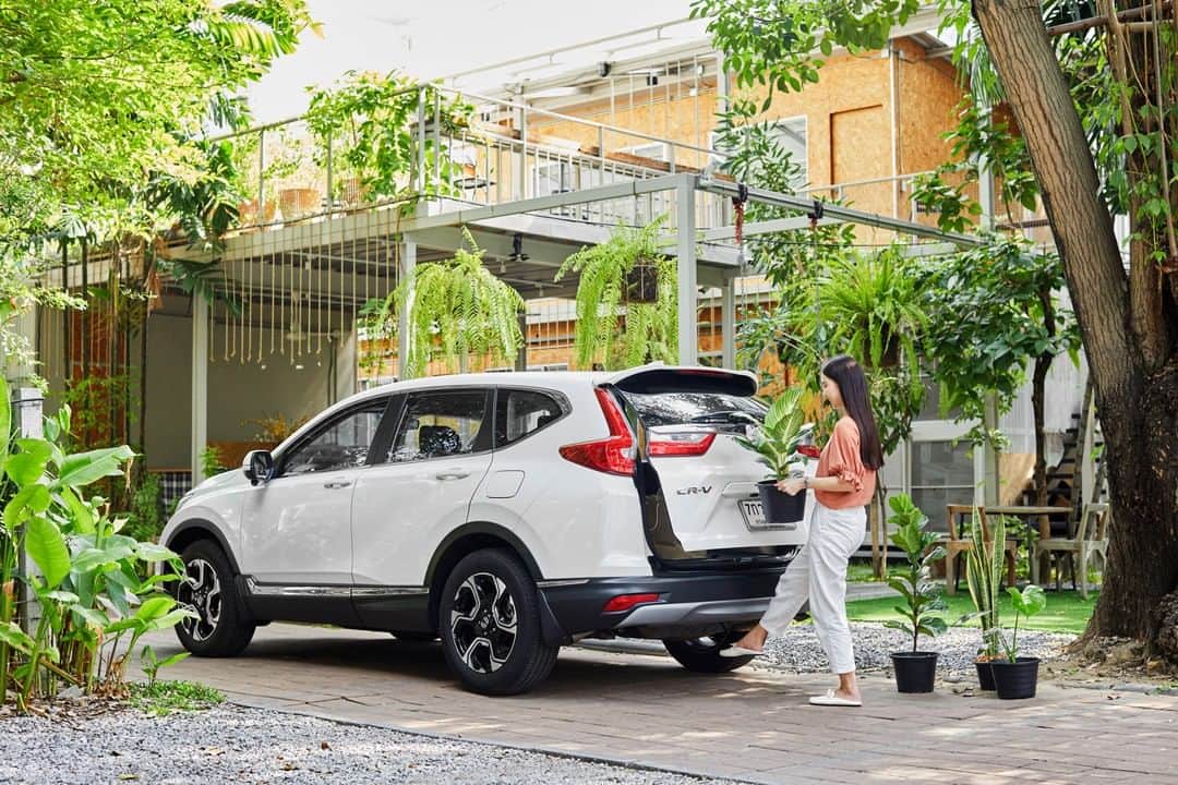 EnjoyHondaThailandさんのインスタグラム写真 - (EnjoyHondaThailandInstagram)「ของเต็มมือแค่ไหนก็หายห่วง ด้วย Hands-free Power Tailgate ฝากระโปรงท้ายเปิด-ปิดอัตโนมัติ เก็บสัมภาระได้ง่าย... #HondaCRV」5月24日 14時00分 - hondathailand