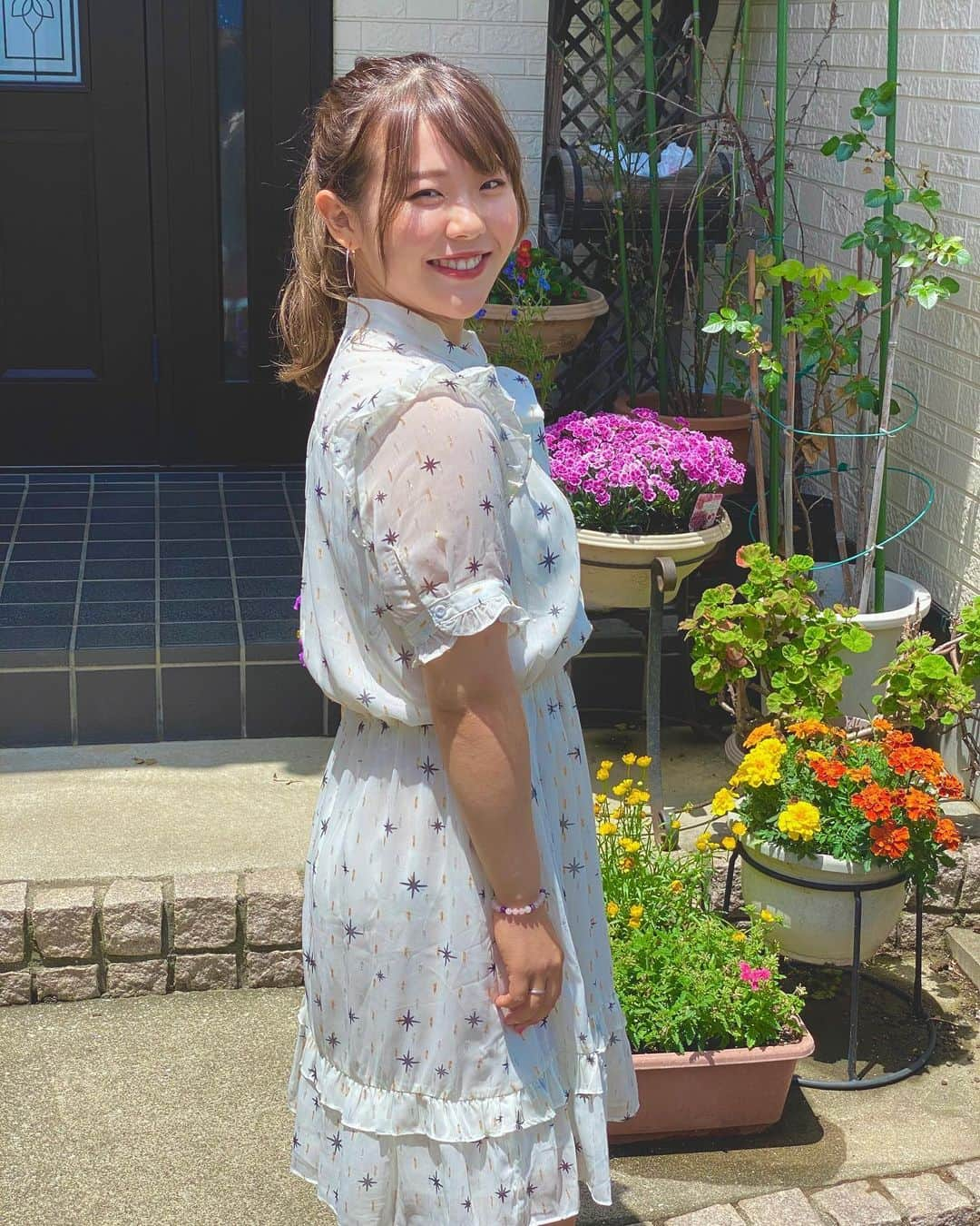 吉田有里さんのインスタグラム写真 - (吉田有里Instagram)「私の私服です👗♥️ 本当にお洋服がだいすきでよく買うのですが、このご時世着る機会がありません。🥺 質問コーナーを設けるとよく「私服どんな感じですか？」と来るので写真撮ってみました📸♥️ この春買ったものばかりです❤︎（ちなみに全部iPhoneで撮影してます👍） ・ 今日はオフなので、おうち時間こんな感じで過ごしてみました😘 ・ 関西圏の緊急事態宣言が解除され、関東県もあともう一息ですね‼️ 皆さん一緒に頑張りましょう☀️ ・ ・ #うちで過ごそう」5月24日 14時00分 - yuri_yoshida__