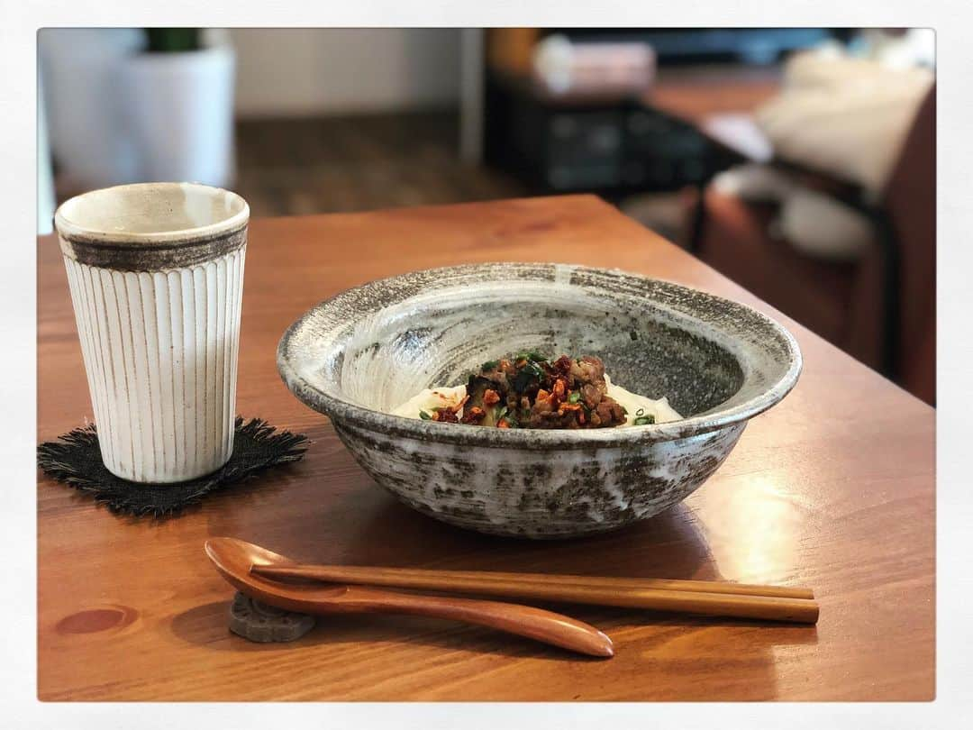 神咲詩織さんのインスタグラム写真 - (神咲詩織Instagram)「・ ・本日のお昼ご飯🍽✨ ・ ・豚こまとナスの肉味噌豆乳冷やし坦々麺(冷麦で) ・ ・冷たい麺って暑い日に食べたくなるよね🕺 ・豆板醤と麻辣ラー油でかなり辛めですが豆乳が優しさ出してくれてるのでよい加減🔥🍼 ・ ・本日は昼焼酎🤣 ・ #居酒屋こあら #ランチ」5月24日 13時54分 - nexter_nippon