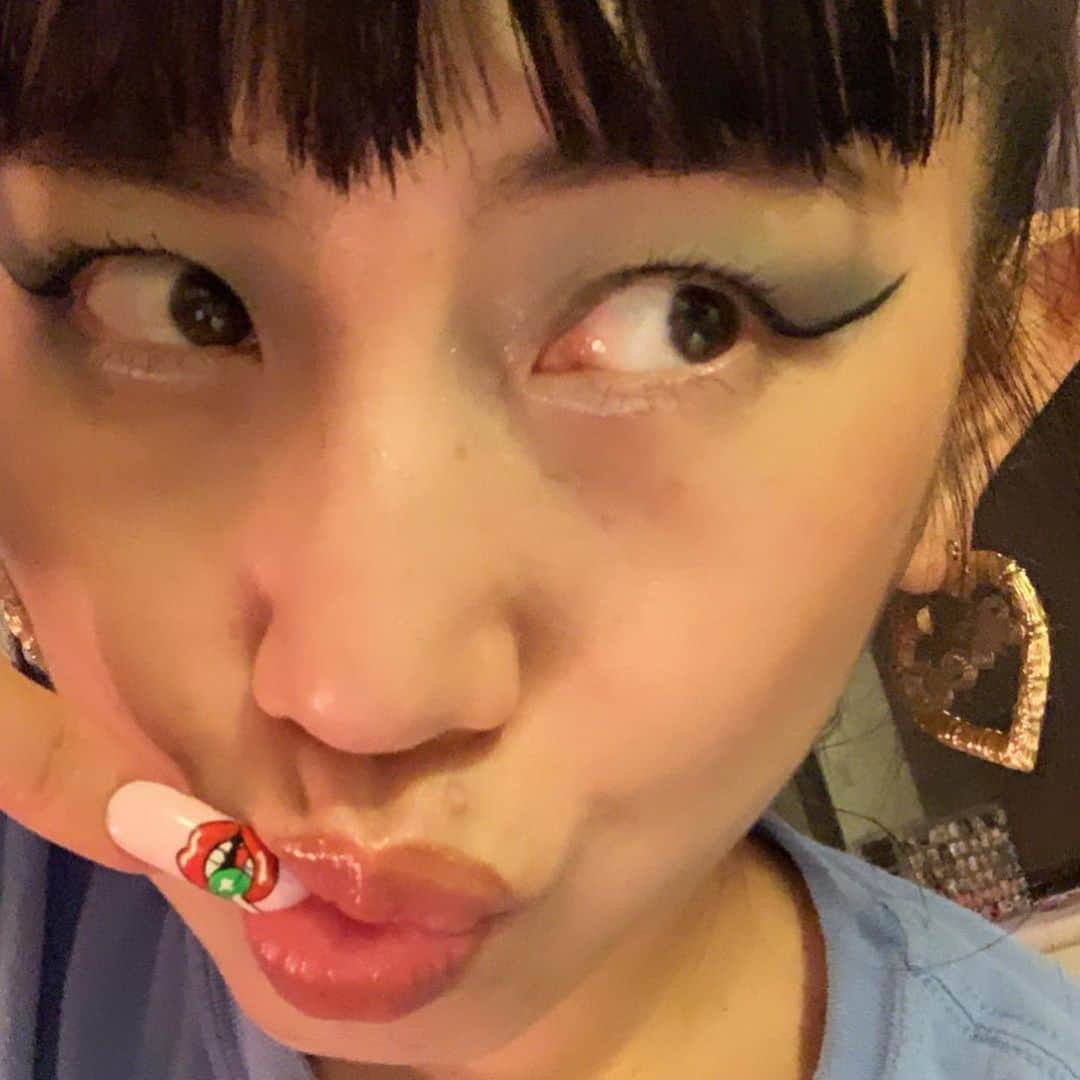 Mei Kawajiriさんのインスタグラム写真 - (Mei KawajiriInstagram)「Lollipop nail on my nail as a lollipop 🍭💕🍭💕🍭💕🍭 😇🍭 thank you for watching IGLIVE today 💕 ..... and also I gotta tell u ,,,,,.......I love my short bangs look that I cut bymyself in IGLIVE with you guys 💙💙💙💙thanks for push me “more more “ !!! 💙🤣💙 it was fun , and sweaty 2H sat night 🤣😇💕 I love u guys 👯‍♀️💚 #nailsbymei」5月24日 13時55分 - nailsbymei