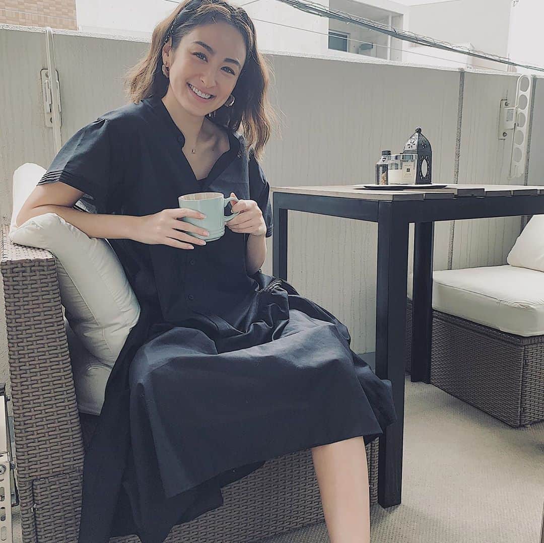 のインスタグラム：「Wear the dress you just got, even if you’re just staying home. 🤍🏠 お気に入りドレスは家にいるだけの時でも着てね。気分が上がるから🤍 🏠  #おうちコーデ #stayhome #arpegestory @jusglitty_official」