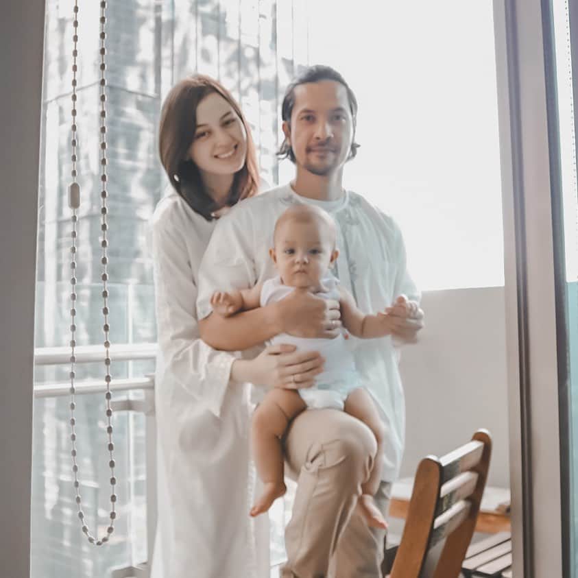 Kimberly Ryderのインスタグラム：「Minal Aidin Walfa Izin, Mohon Maaf Lahir dan Batin. 🙏🏼 Maafkan segala kesalahanku dan keluarga kecilku ini. In times like these; spread love, not fear. #dirumahaja 🕌🕋🌙⭐️」