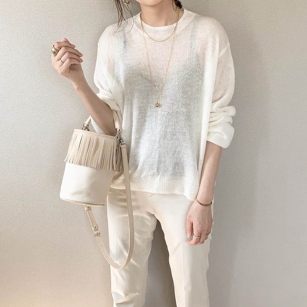 Locariのインスタグラム：「寒暖差が大きい今の時期...﻿ 体調管理に気をつけてオシャレを楽しみましょう♡﻿ 【春と夏の間のコーデ迷子さん集合！５〜６月のちょうどいいコーデ集】﻿ https://locari.jp/posts/745016  Photo by @yk_oms さん﻿ ﻿ #春夏コーデ#シンプルコーデ#ホワイトコーデ#シアーニット#サマーニット#ユニクロ#通販も活用しましょう」