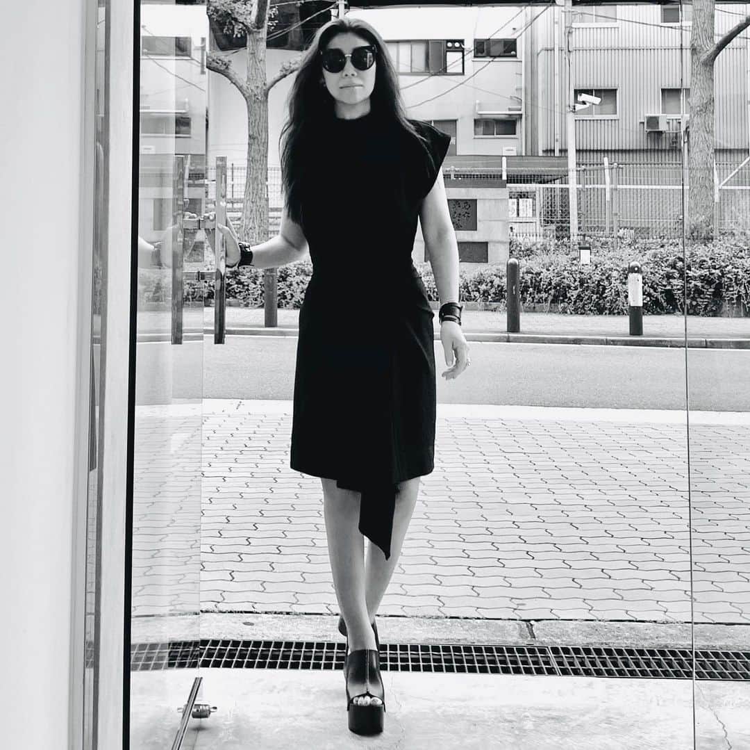 Taki Tanakaさんのインスタグラム写真 - (Taki TanakaInstagram)「ＮＩＮＡ ＲＩＣＣＩ  #ニナリッチ の黒を着て。#🖤 dress #ninaricci sunglasses #stellamccartney  shoes #maisonmargiela  さりげなく、凝ったディテール。 この春夏コレクションです。 素材も軽くて気持ちよく、こういうの一枚あると本当に便利だと思います。 上質な#リトルブラックドレス 。 大人な私wにはちょっと着丈が短かったのでお直しをして膝丈に❤︎ そして、ヘビロテ中のサンダルも#メゾンマルジェラ の新作。履くだけでモードな雰囲気が出る#魔法の靴 です。  @iza_official #instorenow 📞06-6533-7877/03-3486-0013 SHOPIZA.com  #良いもの好きなものを長く愛そう  #ootd #outfitoftheday #outfit  #littleblackdress #LBD #aboutyesterday  #昨日のコーデ  #izastagram」5月24日 14時11分 - tanakataki
