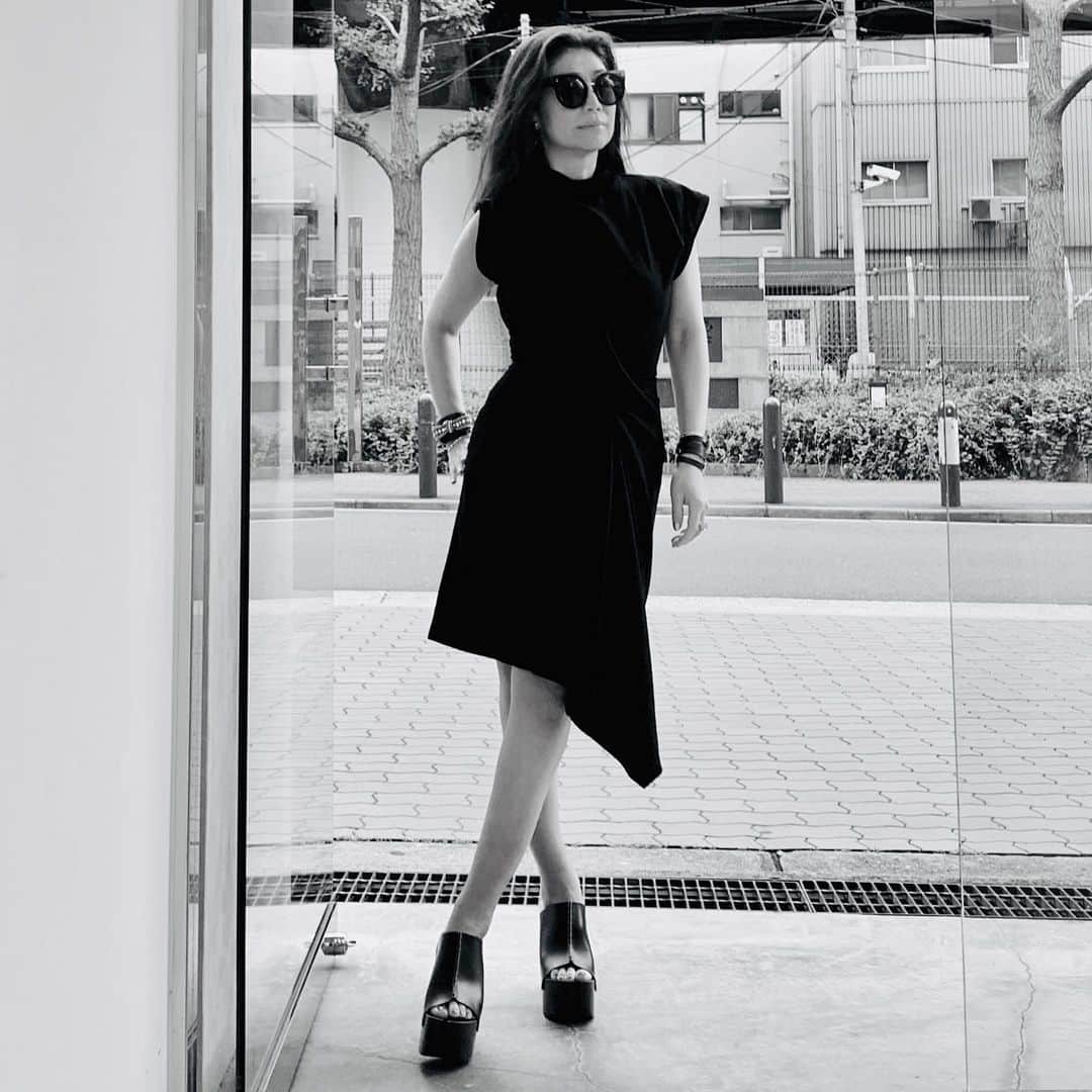 Taki Tanakaさんのインスタグラム写真 - (Taki TanakaInstagram)「ＮＩＮＡ ＲＩＣＣＩ  #ニナリッチ の黒を着て。#🖤 dress #ninaricci sunglasses #stellamccartney  shoes #maisonmargiela  さりげなく、凝ったディテール。 この春夏コレクションです。 素材も軽くて気持ちよく、こういうの一枚あると本当に便利だと思います。 上質な#リトルブラックドレス 。 大人な私wにはちょっと着丈が短かったのでお直しをして膝丈に❤︎ そして、ヘビロテ中のサンダルも#メゾンマルジェラ の新作。履くだけでモードな雰囲気が出る#魔法の靴 です。  @iza_official #instorenow 📞06-6533-7877/03-3486-0013 SHOPIZA.com  #良いもの好きなものを長く愛そう  #ootd #outfitoftheday #outfit  #littleblackdress #LBD #aboutyesterday  #昨日のコーデ  #izastagram」5月24日 14時11分 - tanakataki