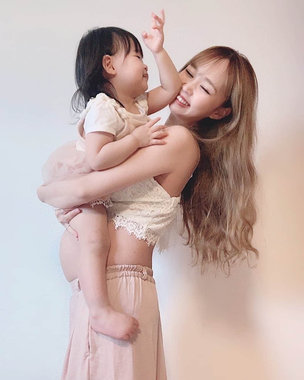 さっぴちゃんのインスタグラム：「... ... 𝐦𝐚𝐭𝐞𝐫𝐧𝐢𝐭𝐲 𝐩𝐡𝐨𝐭𝐨 👧🏼🎀... ... . . 一緒にマタニティフォト撮ろうとしたけど まともに撮れんかった、ぐだぐだです☺️♡ . でも顔面に肘アタックされているのは 普段のわたし達感満載で(笑)気に入ってます❤︎ . . 家族で撮るのもどんな感じにするか なんとなく決めたし、👨🏽に付き合って もらおう❤︎うっふっふ♡♡♡ . あかりとらんまる、暴れん坊2人も一緒に 家族みんなでちゃんとした写真が撮れるか 非常に不安です...🐈(笑) . . 9ヶ月に入ったので、早めに撮ろうかな🤰❤︎❤︎ . . ………………………………(♡)………………………………」