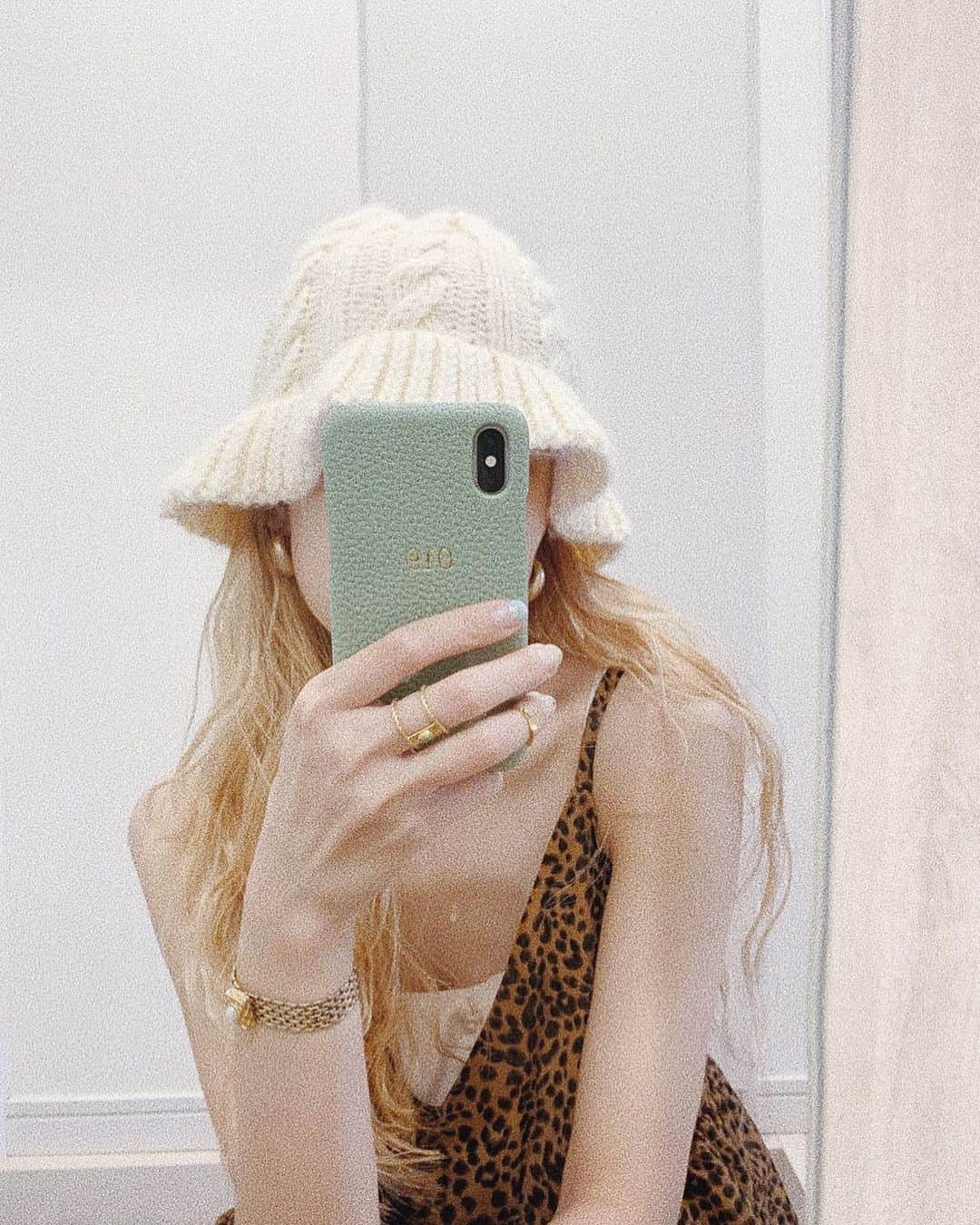 中谷愛のインスタグラム：「@maisondesabre 's new iPhone case. 誕生日が1991/01/19だから"019"いれた🧚🏻🤍 #ai__code」