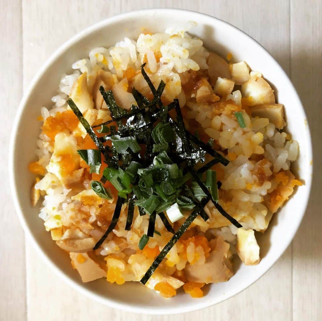 葉月さんのインスタグラム写真 - (葉月Instagram)「おいしくできた  砕いた煮卵＋煮卵のタレ＋バター  #究極のTKG」5月24日 14時16分 - lynch_hazuki