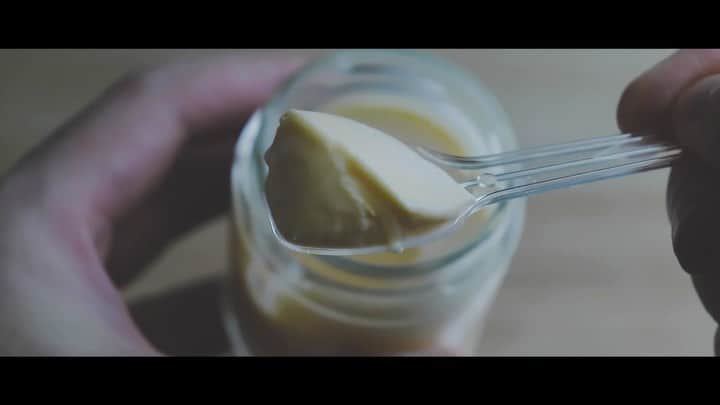 ハンサムクロジのインスタグラム：「塩をかけて食べるプリン。甘くておいしい、というより「旨い」って感じですね！塩で旨味が引き出されるというか。甘じょっぱいは正義です🙆‍♂️」