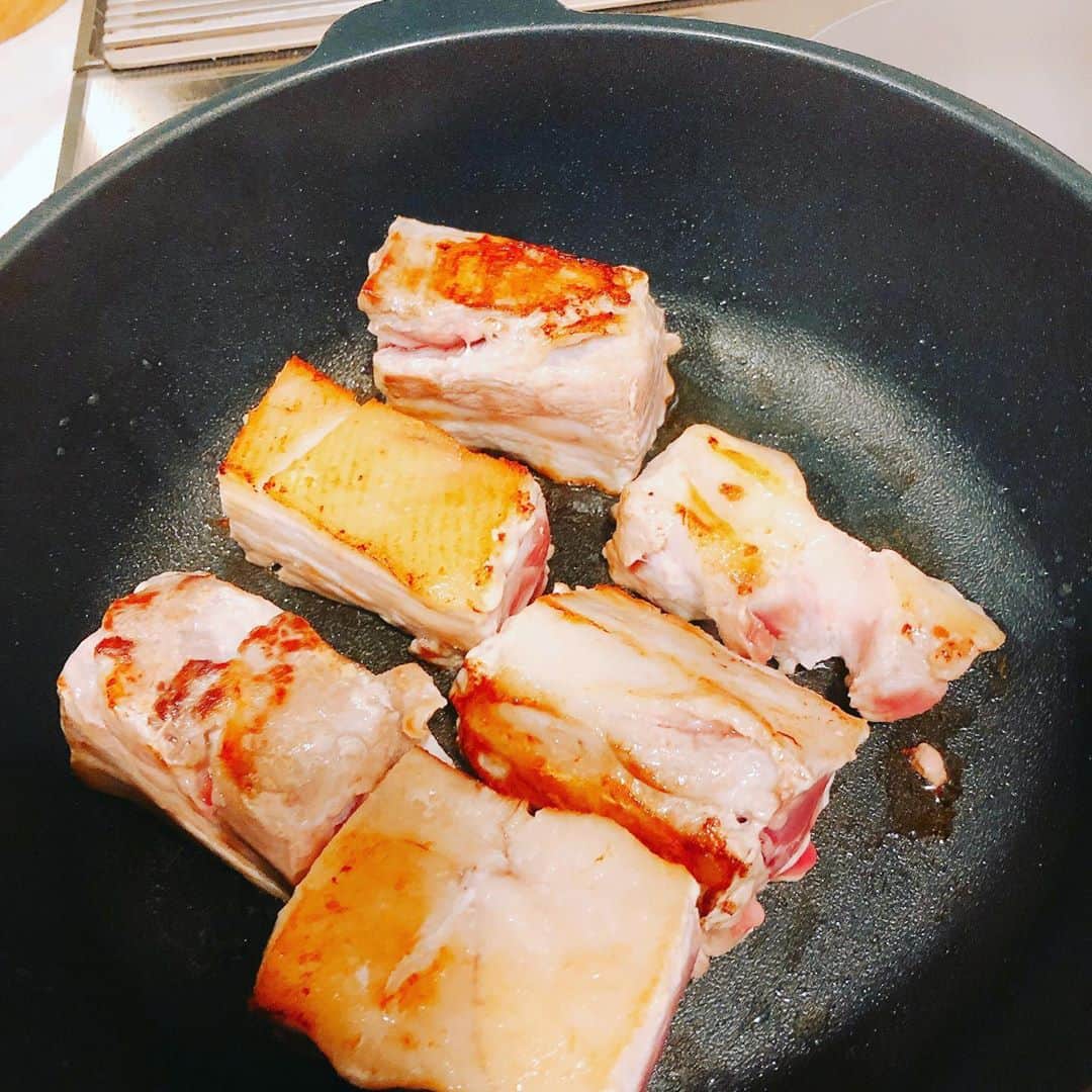 生天目仁美 さんのインスタグラム写真 - (生天目仁美 Instagram)「カレンの台所を読み 早速作ってみた角煮。 カレンさんのレシピは ミステリーみたいに 読み解いてく感じ。 楽しい。 圧力鍋は思ったより近しいです。 #カレンの台所 #なばごはん」5月24日 14時19分 - naba3po