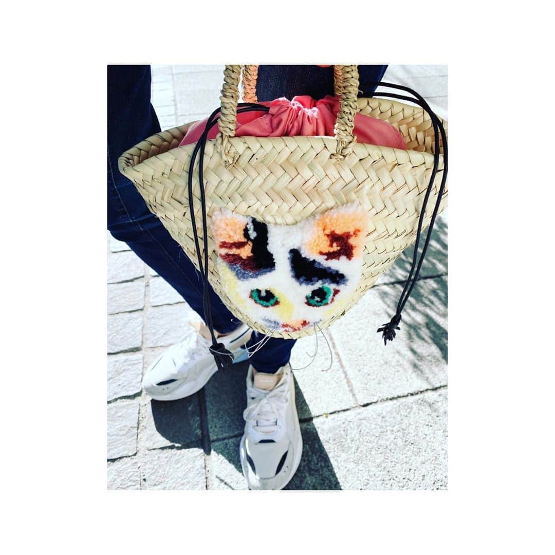 美保なな実さんのインスタグラム写真 - (美保なな実Instagram)「NEW🐈✨ . . 新しいカゴバックでご近所お散歩〜🤩 . . #newitem #カゴバック #flappers #catindahouse」5月24日 14時20分 - nanami_mmm