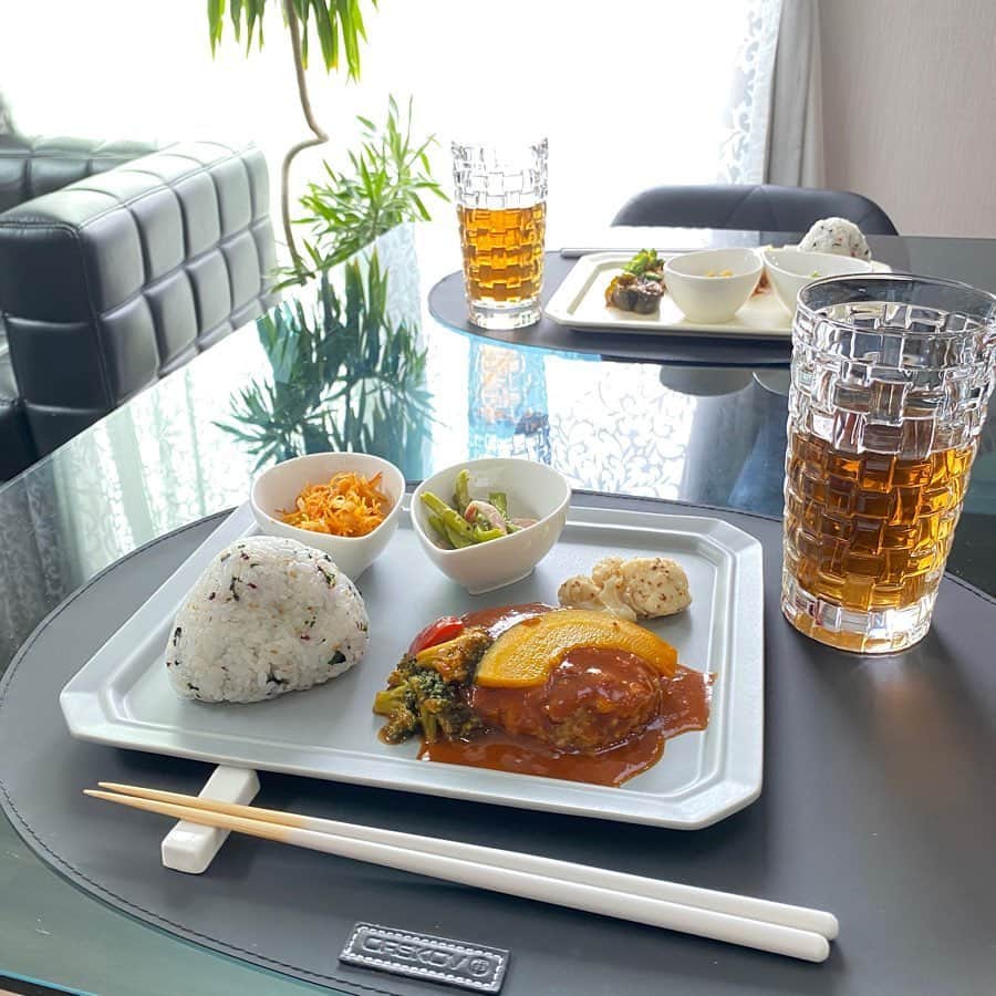 meguri.kさんのインスタグラム写真 - (meguri.kInstagram)「ナハトマン　ボサノバ　ロンググラス✨ ・ お皿揃えたい！と思っていたけど、先にグラスをお迎えしました❤️ ・ …なんか中身が麦茶で申し訳なくなる😂 ・ ちょっと重いけど💦やはりカッコイイ✨テンション上がるわぁ⤴️⤴️⤴️ ・ スウェーデンのお洒落サイト @royaldesign.jp 　でgetしたよ♫ ・ ・ 今日のランチはヘルシーな宅食サービス【nosh - ナッシュ】 お試しさせて頂きました♫ ・ ✔︎全てが糖質９０％カットの為、ダイエットや栄養管理が可能！ ✔︎栄養士による栄養管理と一流シェフによる調理 ✔︎70品以上の豊富なラインナップ ・ レンチンで完成✨🙌冷凍とは思えない程美味しゅうございました🙏❤️ ・ 話戻りまして、　@royaldesign.jp は 素敵な北欧アイテムがいっぱいで、現地設定オフィシャル価格なので安いし、日本未入荷の商品が簡単に買えるよ♫ ・ 日本語サイトで安心して買えるしね♡←ここ大切！！ ・ 21周年アニバーサリーで50%offになってる物もあったよ🤭✨ ・ このグラスは現在30%offになってた！！✨恐らく何処よりも安い🌟 ・ https://royaldesign.jp/ ・ #Royaldesign #ロイヤルデザイン #ナハトマン#nachtmann#ボサノバ#bossanoba#ロングドリンクグラス#グラス#ドリンクグラス#ランチョンマット#北欧#ダイニング#dining#PR#nosh#ナッシュ#宅配弁当#冷凍惣菜#ダイエット#低糖質ごはん#おうちじかん#おやつ#おうちカフェ#私の美味しい写真#日々のこと#暮らし#シンプルライフ#暮らしを楽しむ#暮らしを整える」5月24日 14時22分 - meguri.k