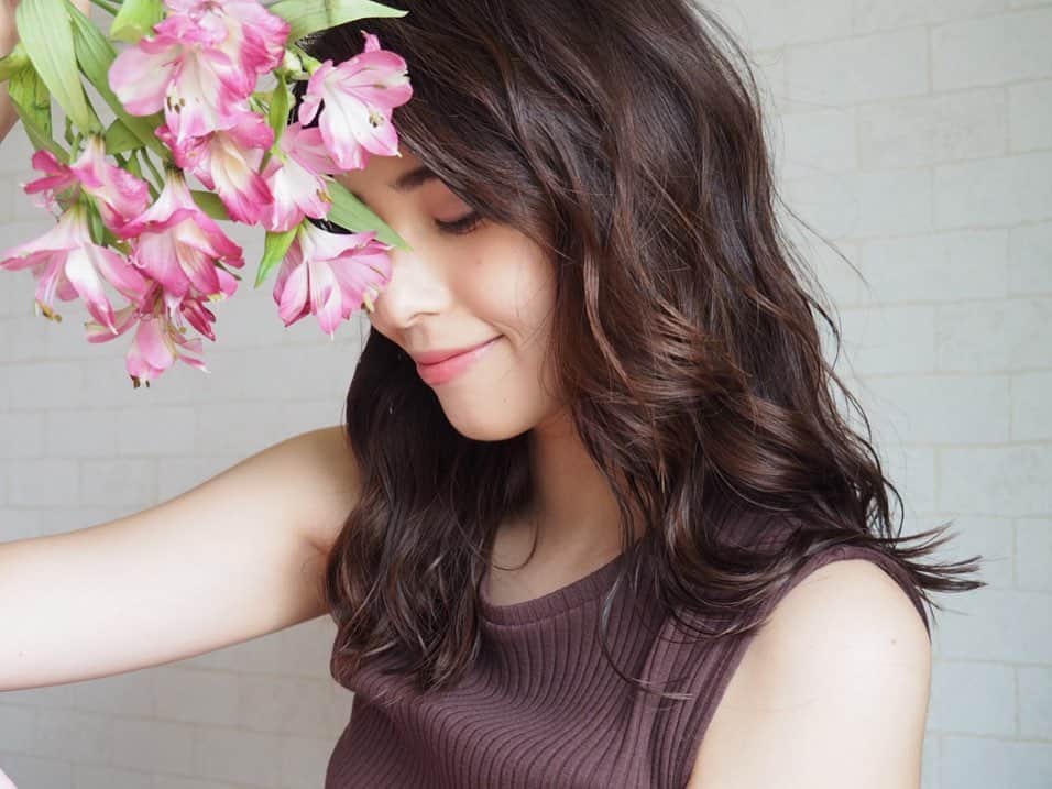 山崎愛香のインスタグラム：「. せっかくお家にお花があるので セルフ作品撮りしてみました💐 ああ…カメラマンさんヘアメイクさん スタイリストさん達の凄さを再確認しました🙇‍♀️ でも、在宅でもメイクすると気持ちがあがりますね☺️ お久しぶりの投稿ですが、山崎生きてます🙋🏻‍♀️ #セルフィー #セルフ作品撮り #お家時間 #2匹に不審な目で見られました #生きてます」
