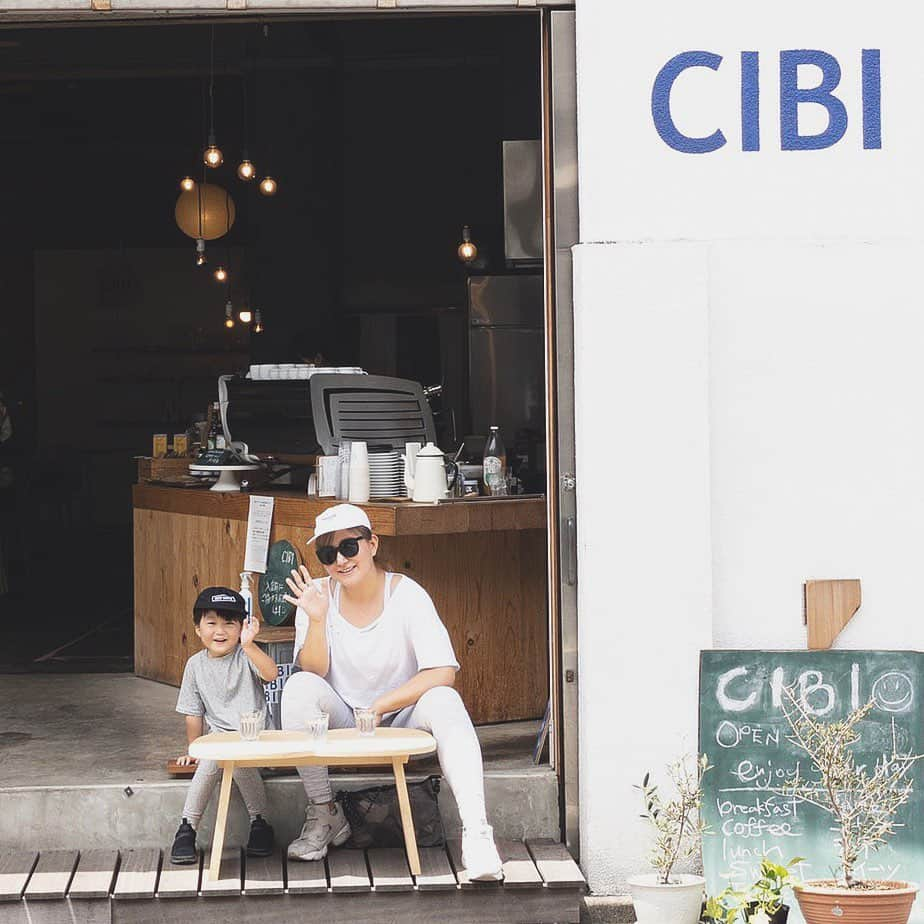 南まことさんのインスタグラム写真 - (南まことInstagram)「CIBIまでおさんぽ。ひさびさの外出お茶、うすはりで飲むアイスコーヒーは格別でした。禅はロッキーロード食べて、ここオーストラリア？ゼンタ君どこー？って言ってた🙃谷中はのんびりしててサイコー @cibi_minanoie @cibi_tokyo #rockyroad」5月24日 14時24分 - macotominami