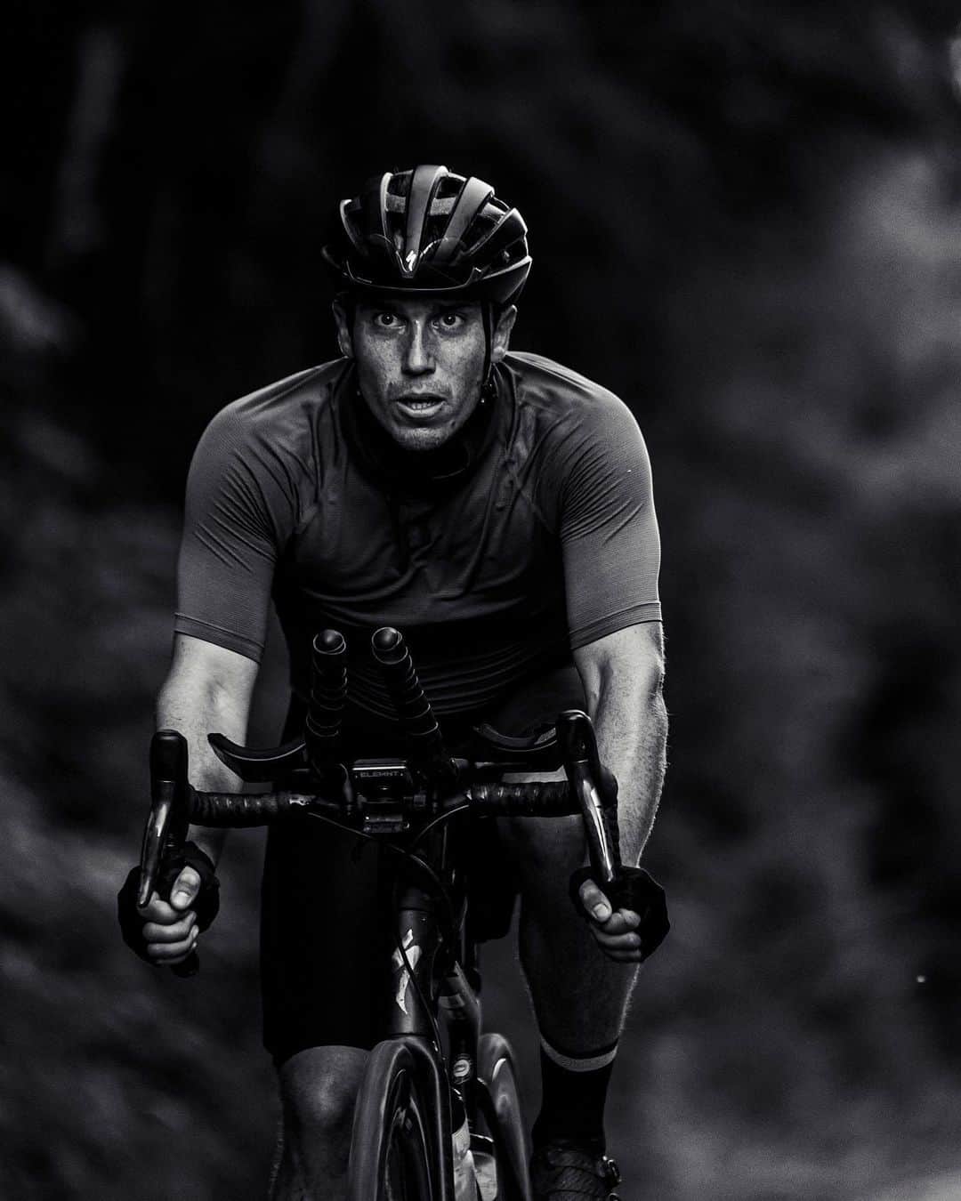 クリス・バーカードのインスタグラム：「Everesting by bike is simple in theory... climb 29,029ft on any single hill during one ride. But actually finding the will & strength to drag yourself up & down again and again is a different story. For me that’s 97 times 🤪That’s where you need a cause greater than just “exercise” to do it. This year I’m joining over 400 other participants in @rebeccarusch “GIDDY UP” challenge to raise money for covid relief. I’m grateful to those that have already donated. I start riding at 1 am! 📷 by @natalierstarr  Link in bio to contribute to covid relief!  Or pledgereg.com/3504/chrisburkard」