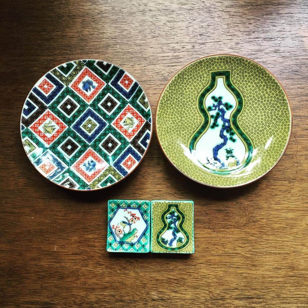 BAILAさんのインスタグラム写真 - (BAILAInstagram)「在宅勤務中のBAILA エディターズが、愛用品からおすすめカルチャーまで、“おうち時間”を彩る私物を紹介。編集部員がリレー形式でお気に入りの#stayhome ライフをお届けするコラム、第23回は「器」です。 おうち時間が増えると、毎日何気なく使ってきた器が一層愛おしく感じられるもの。中でもきっとまだ買える、愛用のいくつかをご紹介します。 写真1枚目と2枚目は、エルメスのガダルキヴィール、マグカップとパンプレートです。「アンダルシアの町の鉄工細工、炎の中で輝く鉄にインスピレーションを得て誕生した」という赤のモチーフは力強いインパクトがあり目に華やか。特にマグカップは毎日愛用していますが、使って何年も経つのに、見るたび引き込まれる美しさです。 3枚目、4枚目は、南仏のブランド、Jars(ジャス)のボウル。「実用的なものを美しく」という創業者のピエール・ジャス氏の理念のもと、美しい釉薬とシンプルなフォルムが特徴の器はどれも使いやすく、色々な色やシリーズを愛用しています。中でもお気に入りは一見黒、神秘的な深い緑が美しい「サモア」と、睡蓮をモチーフにした「ネニュファ」。個性的なのに食卓に溶け込み、和洋中、スイーツフルーツ何でもござれの懐の深い器です。 5枚目は九谷焼の豆皿と箸置き。色々な柄の豆皿を集めた中で、つい手が伸びるのがこの2柄。古典的な和柄が食卓を鮮やかに彩ってくれます。 毎日使うものだから、使う度に惚れぼれしたい。お気に入りに出会ったら、それは運命の出会いです。 編集長Y #stayhome #うつわ好き #うつわのある暮らし #器 #器好き #器のある暮らし #エルメス #hermes #マグカップ #マグカップ #九谷焼 #baila_magazine #stayhome_baila」5月24日 14時43分 - baila_magazine