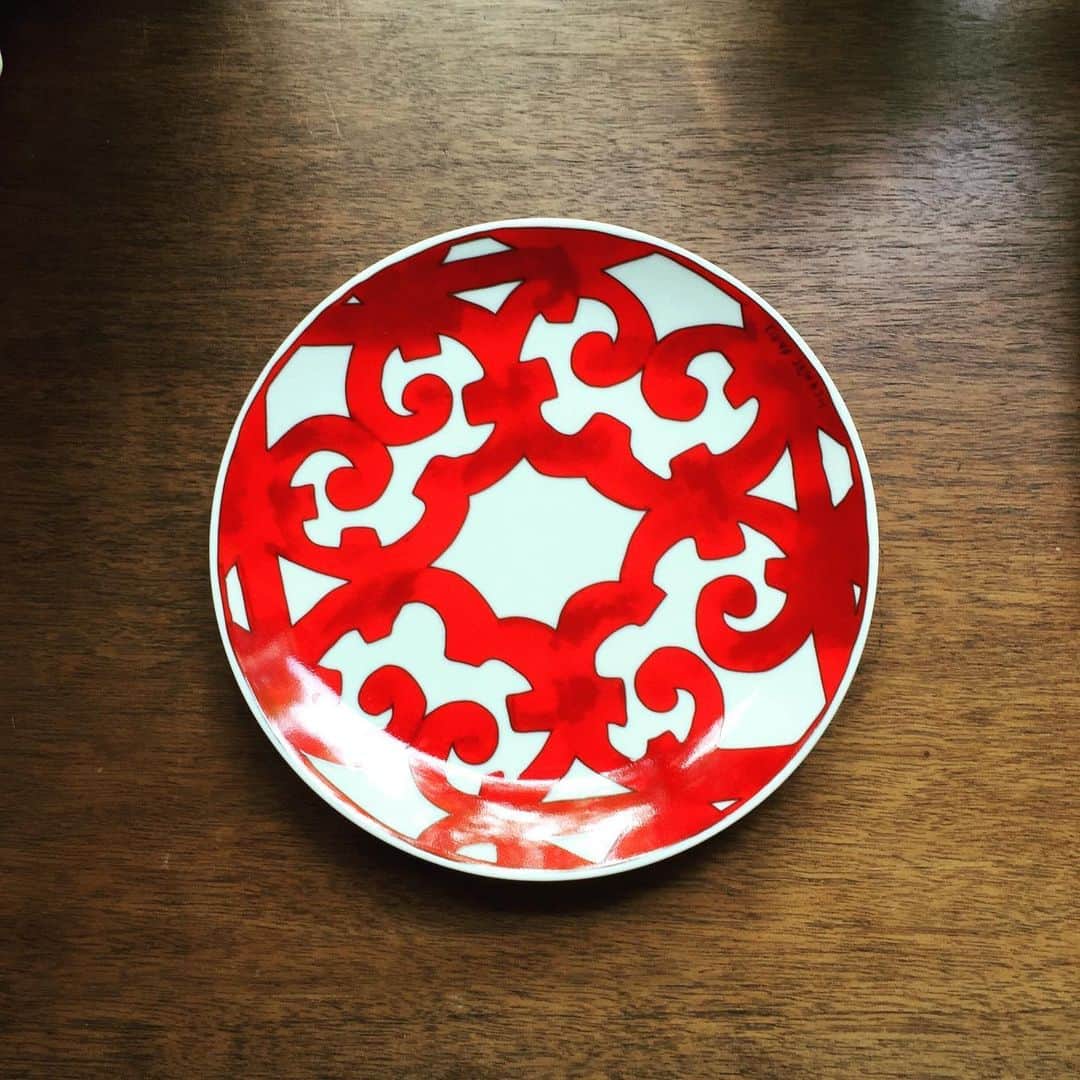 BAILAさんのインスタグラム写真 - (BAILAInstagram)「在宅勤務中のBAILA エディターズが、愛用品からおすすめカルチャーまで、“おうち時間”を彩る私物を紹介。編集部員がリレー形式でお気に入りの#stayhome ライフをお届けするコラム、第23回は「器」です。 おうち時間が増えると、毎日何気なく使ってきた器が一層愛おしく感じられるもの。中でもきっとまだ買える、愛用のいくつかをご紹介します。 写真1枚目と2枚目は、エルメスのガダルキヴィール、マグカップとパンプレートです。「アンダルシアの町の鉄工細工、炎の中で輝く鉄にインスピレーションを得て誕生した」という赤のモチーフは力強いインパクトがあり目に華やか。特にマグカップは毎日愛用していますが、使って何年も経つのに、見るたび引き込まれる美しさです。 3枚目、4枚目は、南仏のブランド、Jars(ジャス)のボウル。「実用的なものを美しく」という創業者のピエール・ジャス氏の理念のもと、美しい釉薬とシンプルなフォルムが特徴の器はどれも使いやすく、色々な色やシリーズを愛用しています。中でもお気に入りは一見黒、神秘的な深い緑が美しい「サモア」と、睡蓮をモチーフにした「ネニュファ」。個性的なのに食卓に溶け込み、和洋中、スイーツフルーツ何でもござれの懐の深い器です。 5枚目は九谷焼の豆皿と箸置き。色々な柄の豆皿を集めた中で、つい手が伸びるのがこの2柄。古典的な和柄が食卓を鮮やかに彩ってくれます。 毎日使うものだから、使う度に惚れぼれしたい。お気に入りに出会ったら、それは運命の出会いです。 編集長Y #stayhome #うつわ好き #うつわのある暮らし #器 #器好き #器のある暮らし #エルメス #hermes #マグカップ #マグカップ #九谷焼 #baila_magazine #stayhome_baila」5月24日 14時43分 - baila_magazine