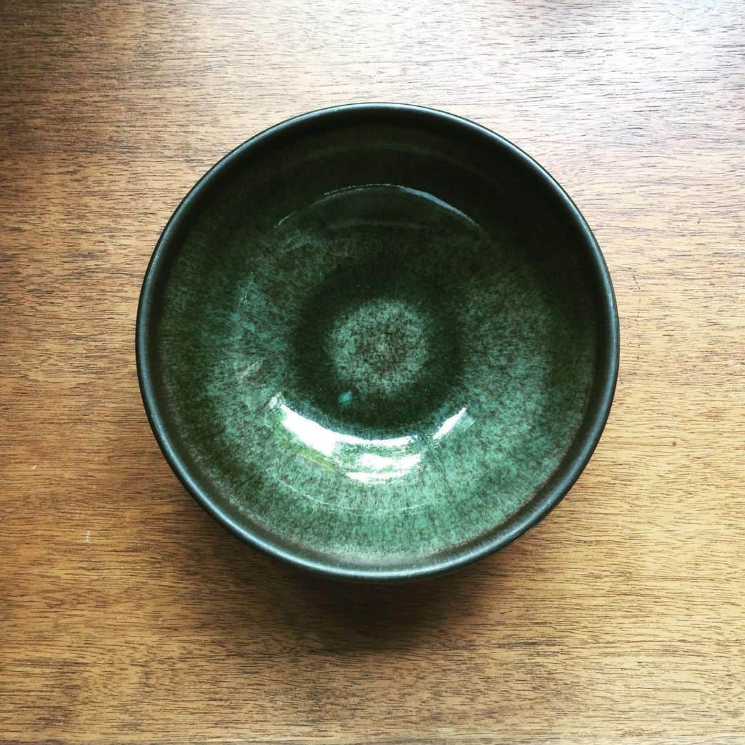 BAILAさんのインスタグラム写真 - (BAILAInstagram)「在宅勤務中のBAILA エディターズが、愛用品からおすすめカルチャーまで、“おうち時間”を彩る私物を紹介。編集部員がリレー形式でお気に入りの#stayhome ライフをお届けするコラム、第23回は「器」です。 おうち時間が増えると、毎日何気なく使ってきた器が一層愛おしく感じられるもの。中でもきっとまだ買える、愛用のいくつかをご紹介します。 写真1枚目と2枚目は、エルメスのガダルキヴィール、マグカップとパンプレートです。「アンダルシアの町の鉄工細工、炎の中で輝く鉄にインスピレーションを得て誕生した」という赤のモチーフは力強いインパクトがあり目に華やか。特にマグカップは毎日愛用していますが、使って何年も経つのに、見るたび引き込まれる美しさです。 3枚目、4枚目は、南仏のブランド、Jars(ジャス)のボウル。「実用的なものを美しく」という創業者のピエール・ジャス氏の理念のもと、美しい釉薬とシンプルなフォルムが特徴の器はどれも使いやすく、色々な色やシリーズを愛用しています。中でもお気に入りは一見黒、神秘的な深い緑が美しい「サモア」と、睡蓮をモチーフにした「ネニュファ」。個性的なのに食卓に溶け込み、和洋中、スイーツフルーツ何でもござれの懐の深い器です。 5枚目は九谷焼の豆皿と箸置き。色々な柄の豆皿を集めた中で、つい手が伸びるのがこの2柄。古典的な和柄が食卓を鮮やかに彩ってくれます。 毎日使うものだから、使う度に惚れぼれしたい。お気に入りに出会ったら、それは運命の出会いです。 編集長Y #stayhome #うつわ好き #うつわのある暮らし #器 #器好き #器のある暮らし #エルメス #hermes #マグカップ #マグカップ #九谷焼 #baila_magazine #stayhome_baila」5月24日 14時43分 - baila_magazine